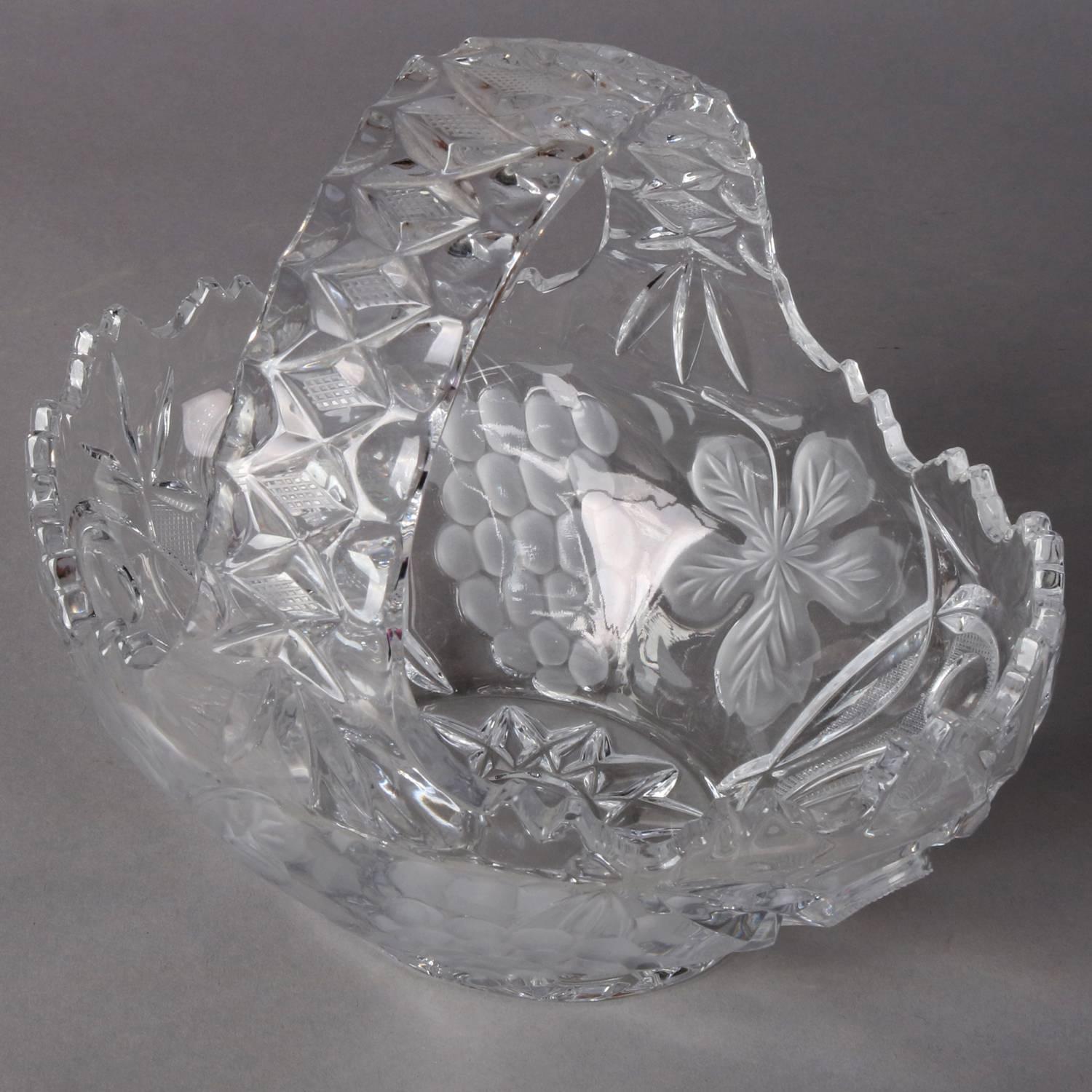 Korb aus geschliffenem und gepresstem Kristall der Hawkes School mit geätztem Trauben- und Blumendekor, 20. Jahrhundert.


Maße: 9