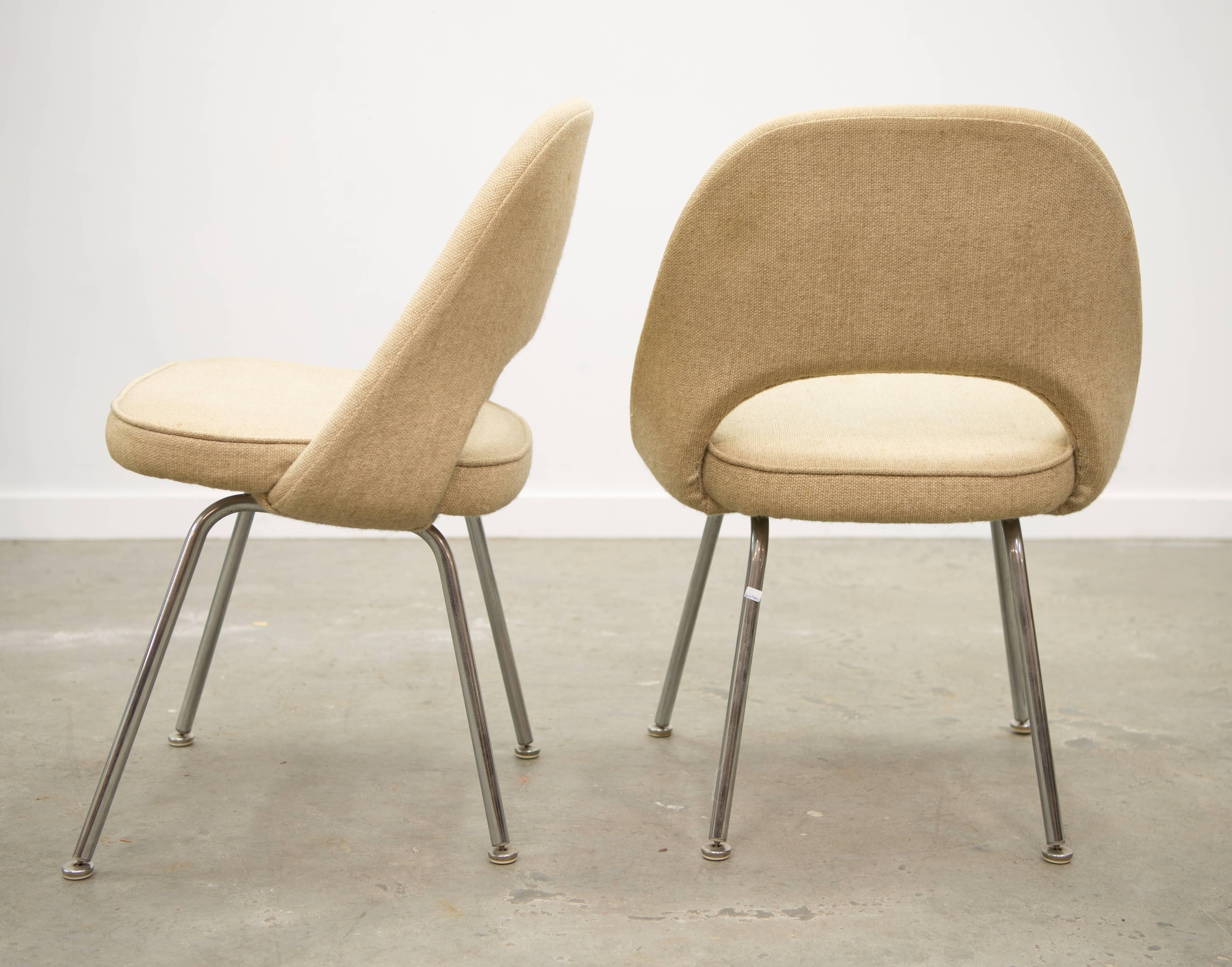 Nice pair of Saarinen dining chairs on chrome base. Original fabric upholstery in place. Overall good condition.
Upholstery with stains (pictures for description). 
Period 1960.