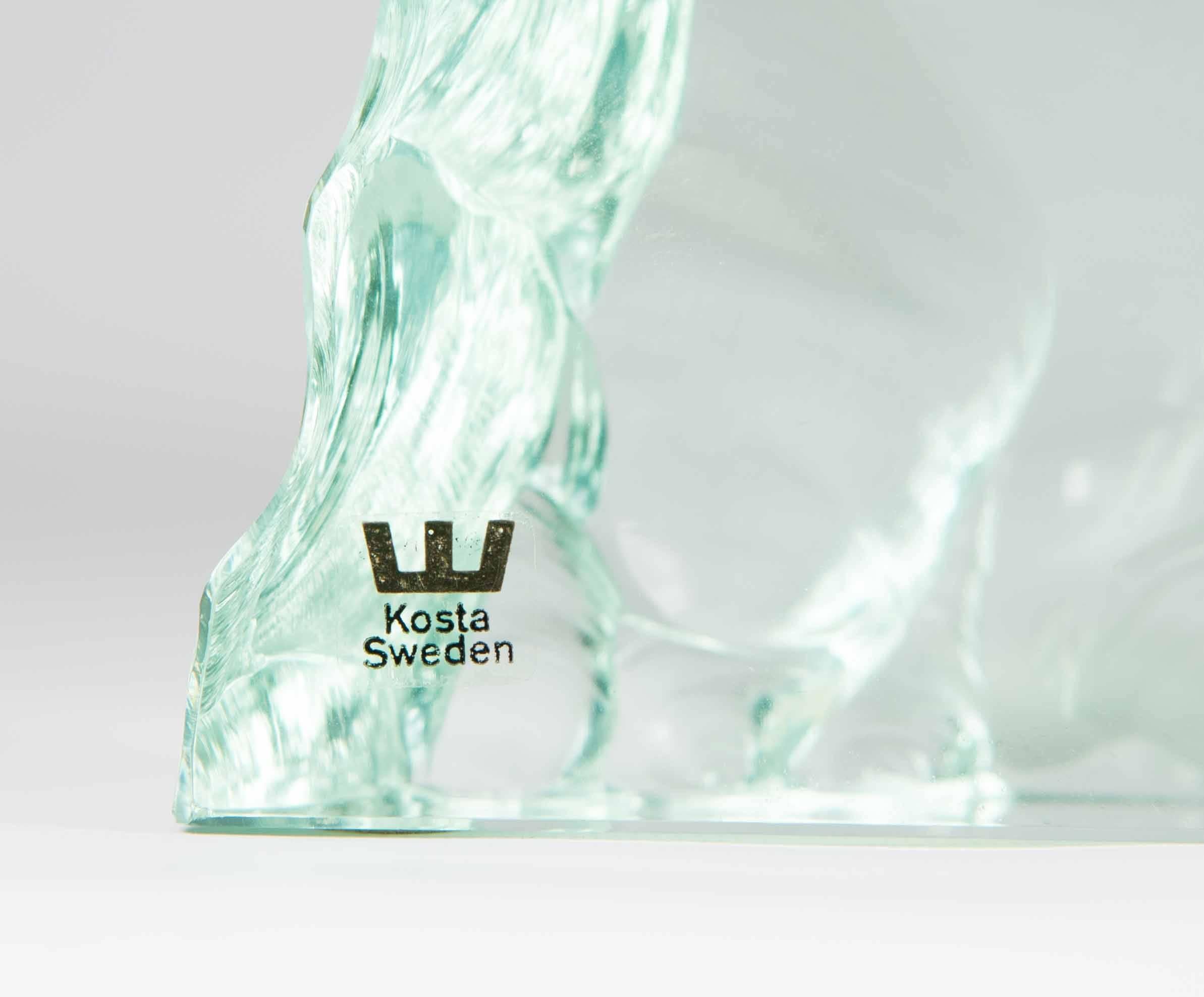Dispaly of polar bear with cub etched in Iceberg. 
Kosta sticker on front - Svenskt Glas on base. 

Designed by Vicki Lindstrand for Kosta.