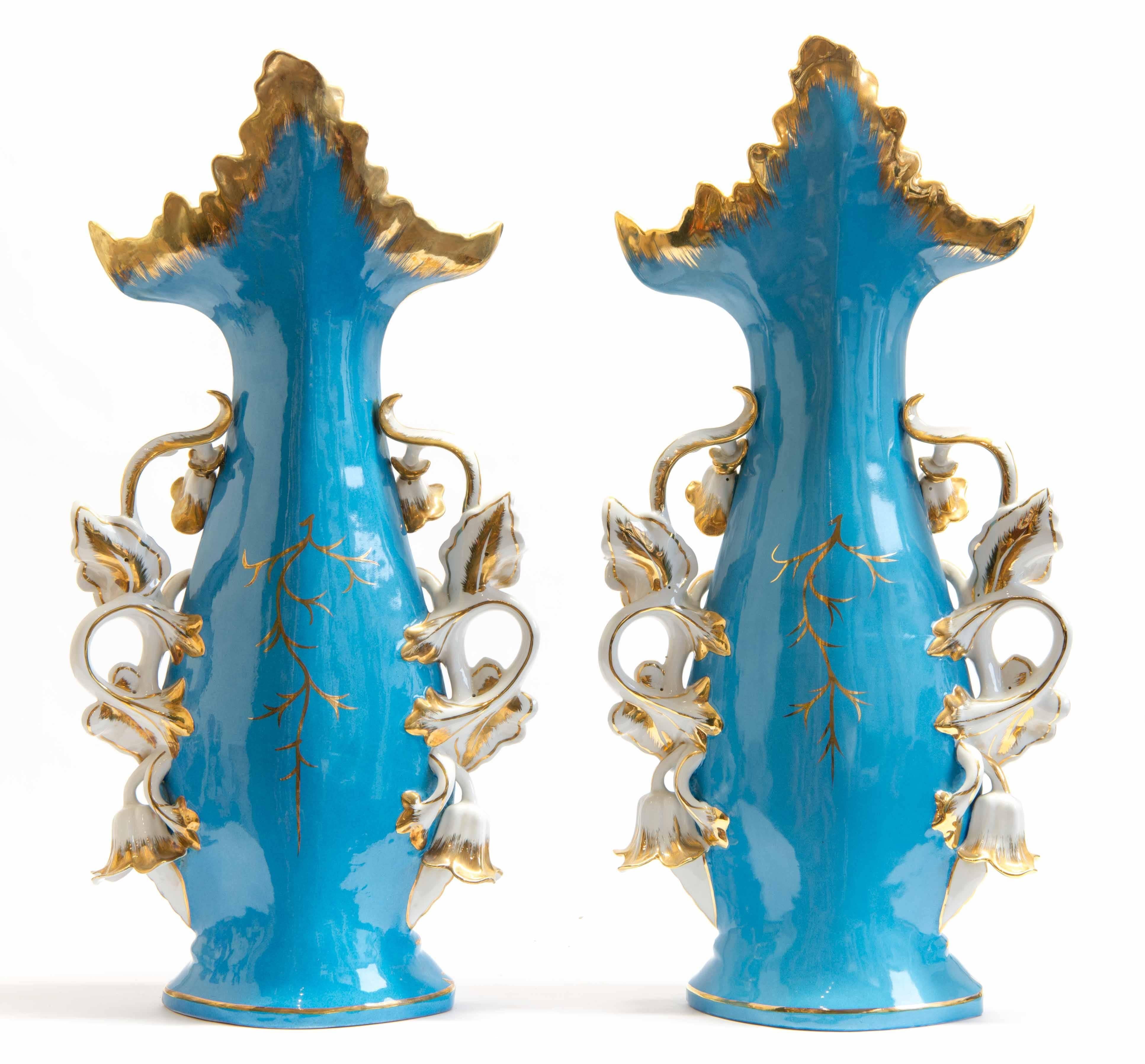 Very nice pair of porcelain vases, signed Meissen. 

Polychrome decor with figurines. 
Gilt, white and blue vase. 
Mint condition. No damage at all. 

Made circa 1960 in Germany.
     