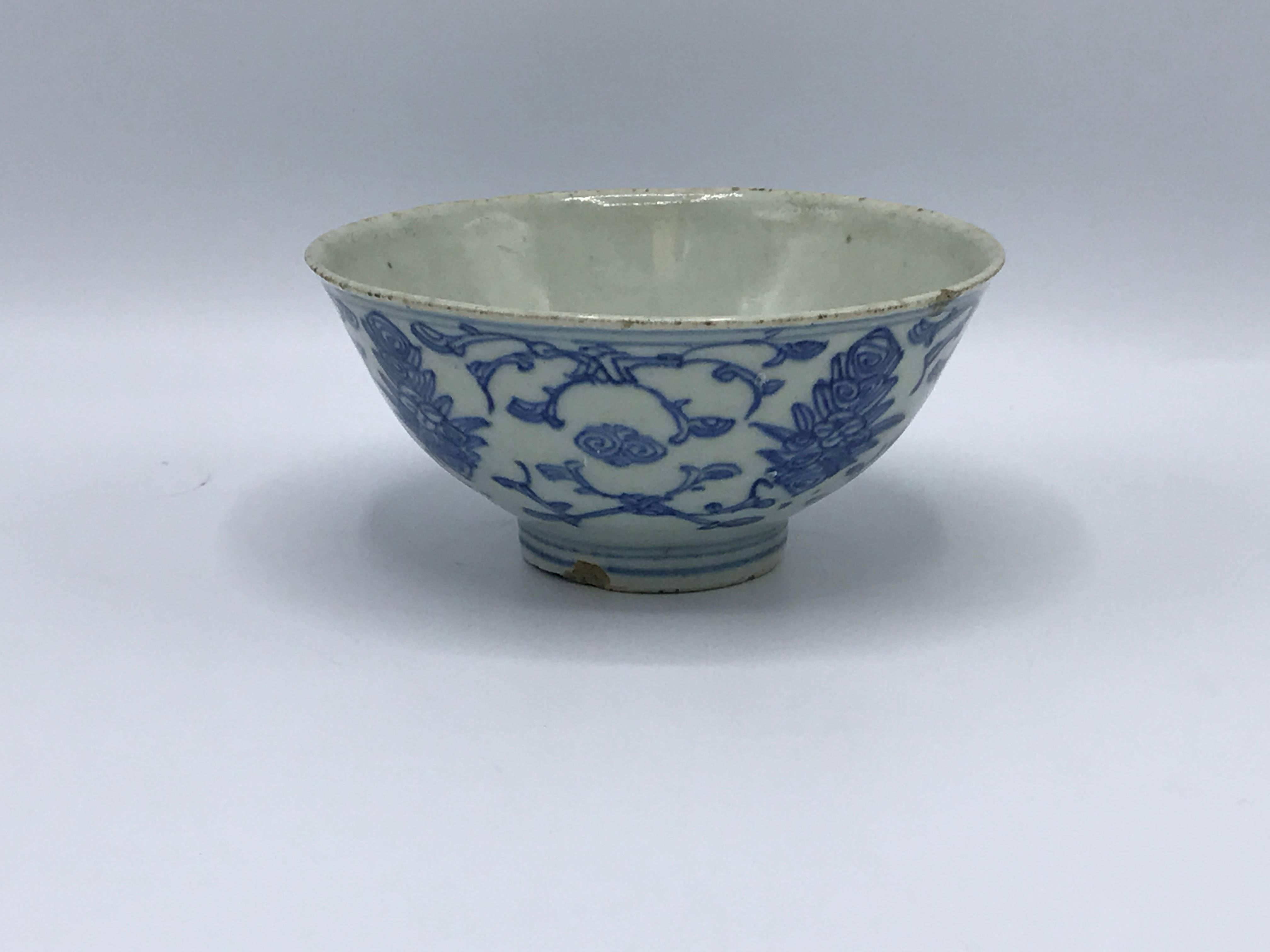 Chinese Export 19th Century Qing Dynasty Blue and White Bowl with Floral Motif For Sale