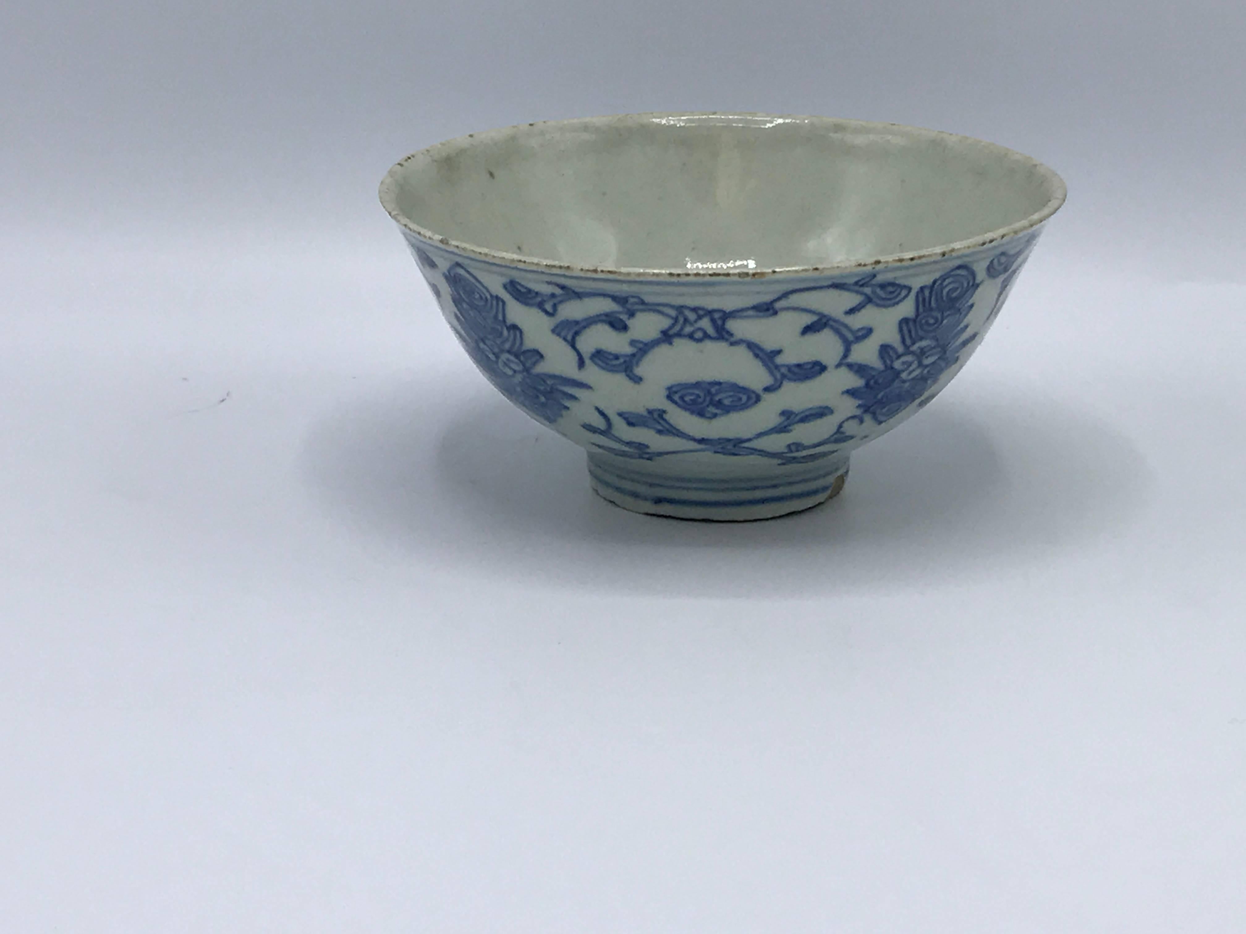 Offered is a stunning, 19th century Qing dynasty, blue and white glazed porcelain. Customs import wax seal on bottom.