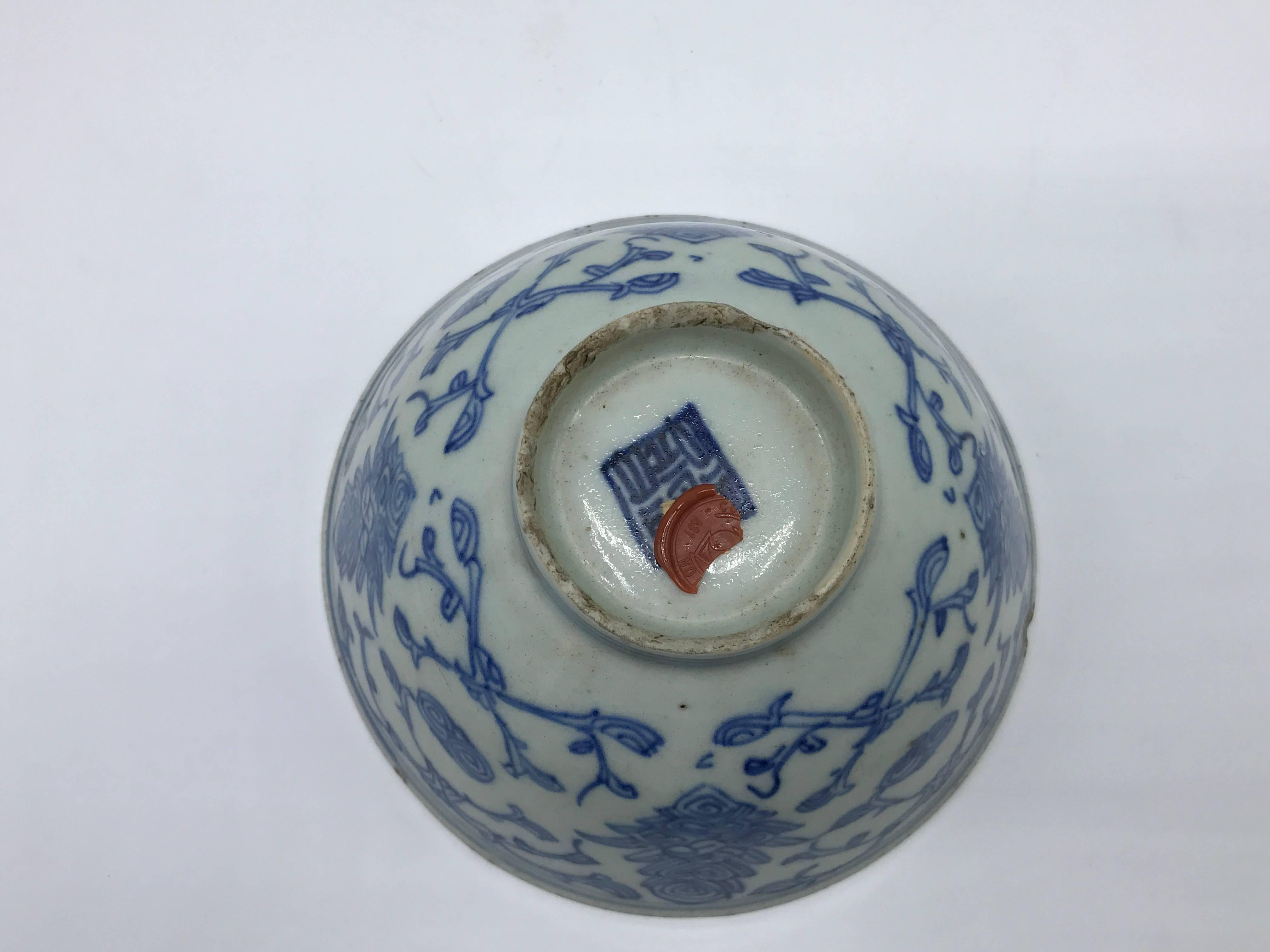 Glazed 19th Century Qing Dynasty Blue and White Bowl with Floral Motif For Sale