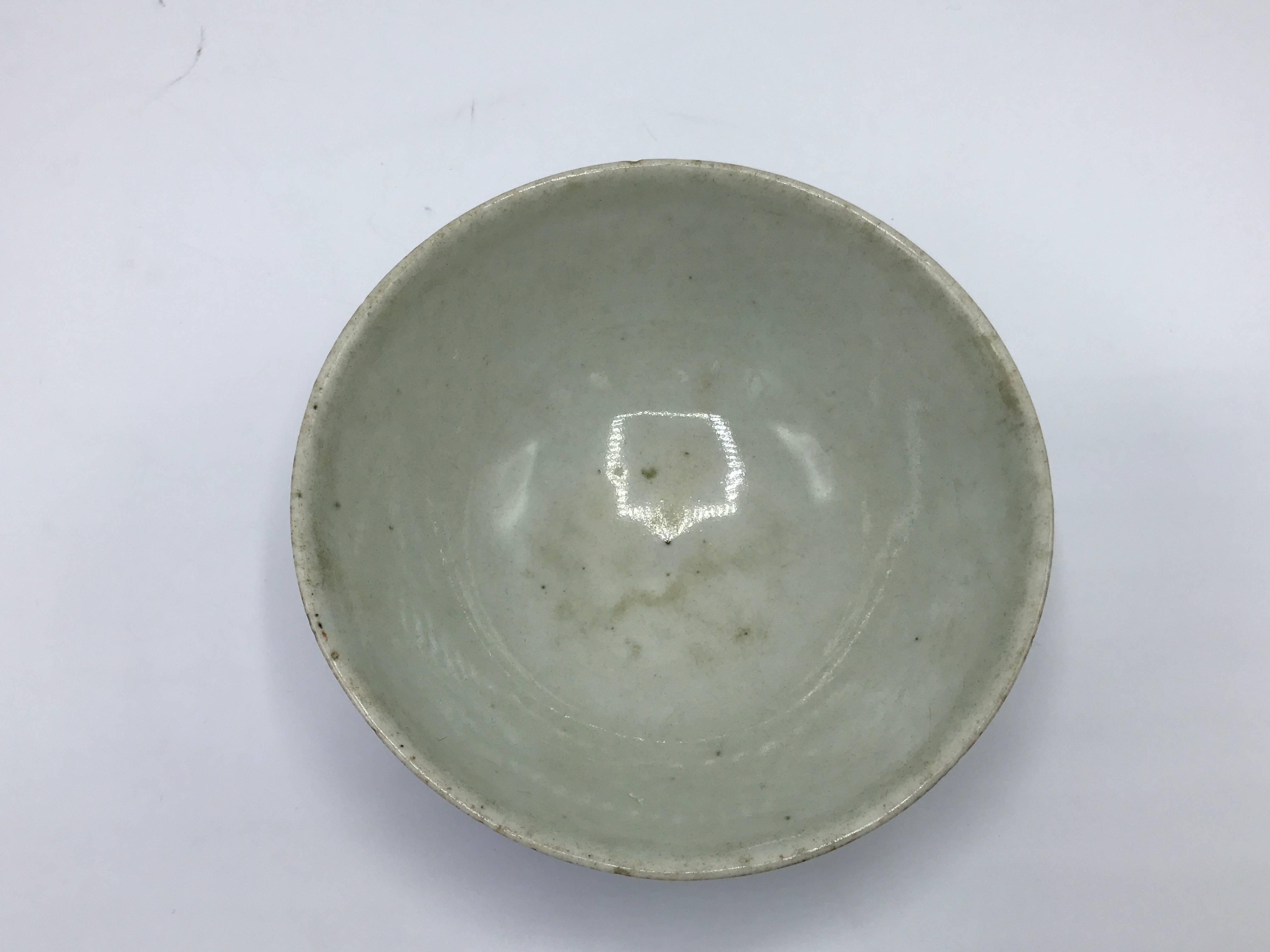 Asian 19th Century Qing Dynasty Blue and White Bowl with Floral Motif For Sale
