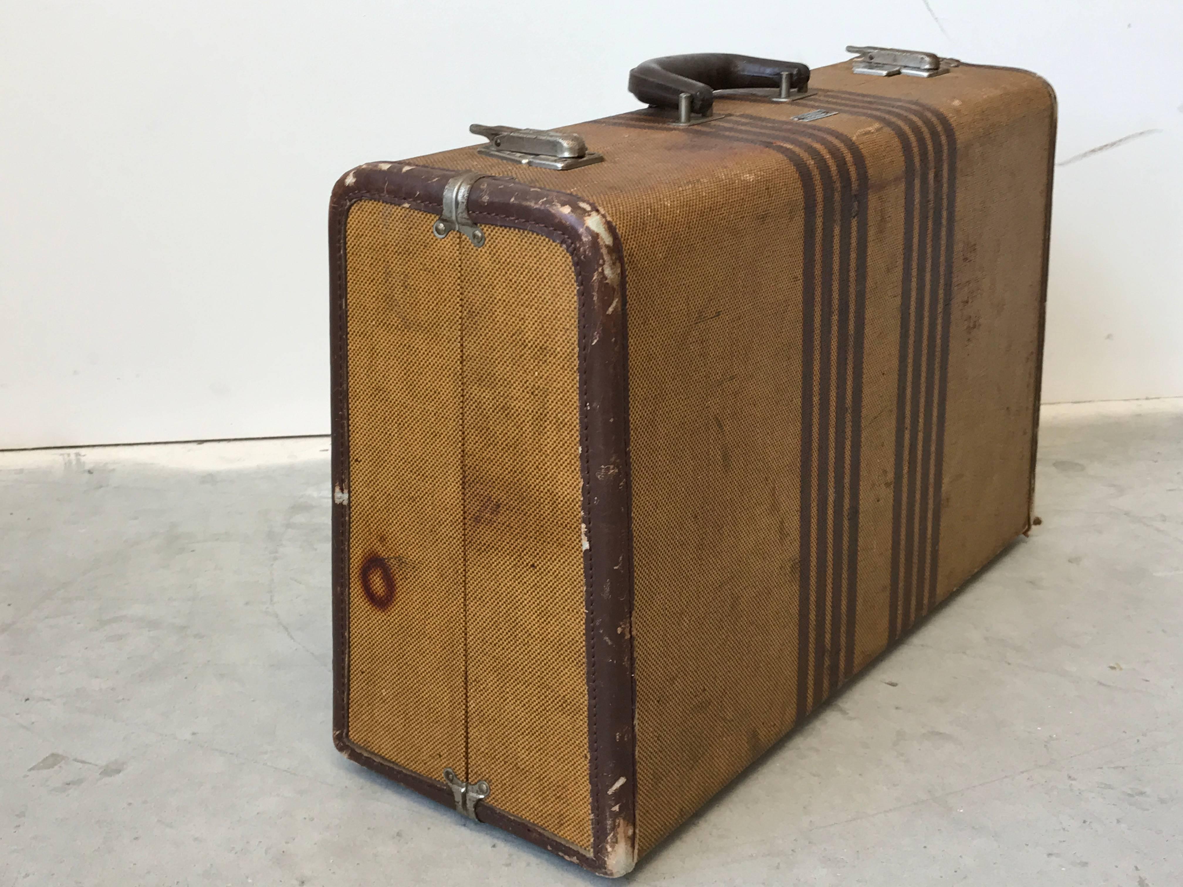 1940s Wicker Hard Sided Suitcase In Good Condition In Richmond, VA