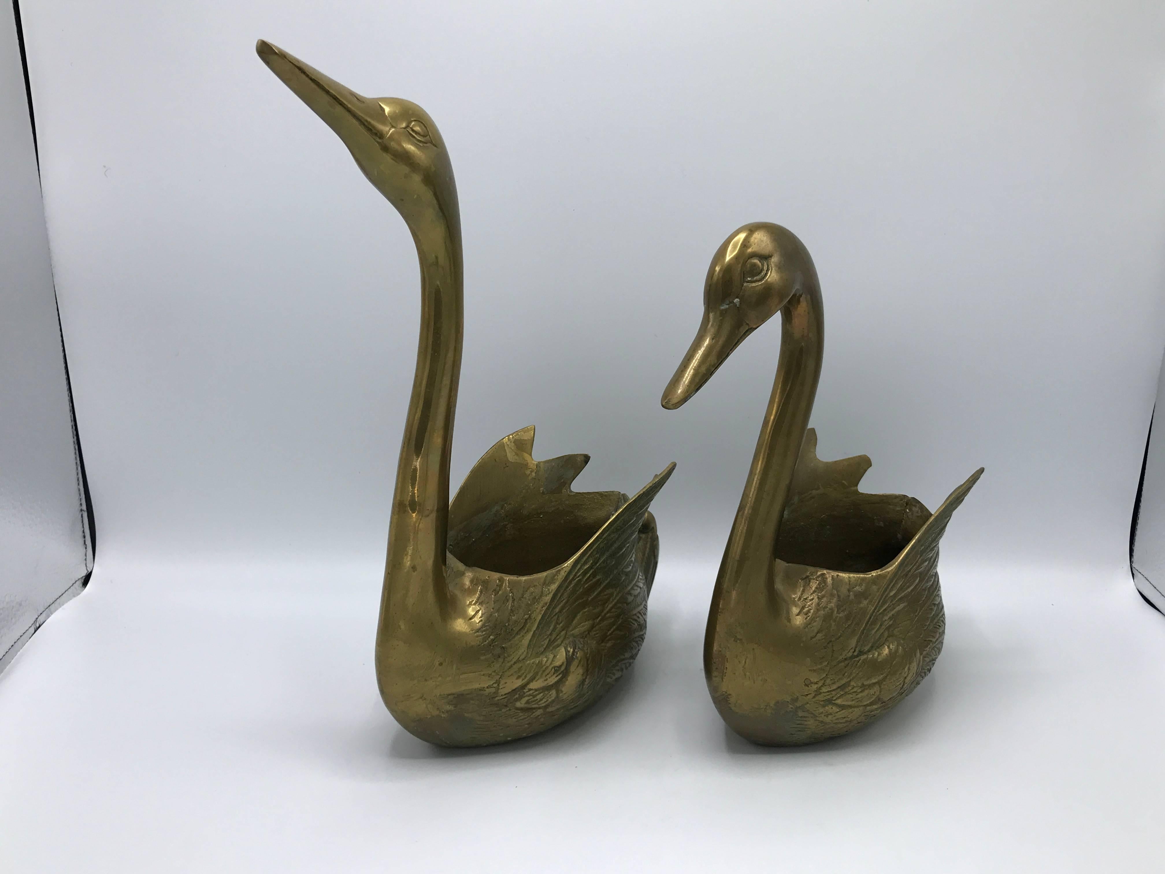 Offered is a gorgeous pair of 1960s brass swan cache pots planters. 

Measures: Large 4.5
