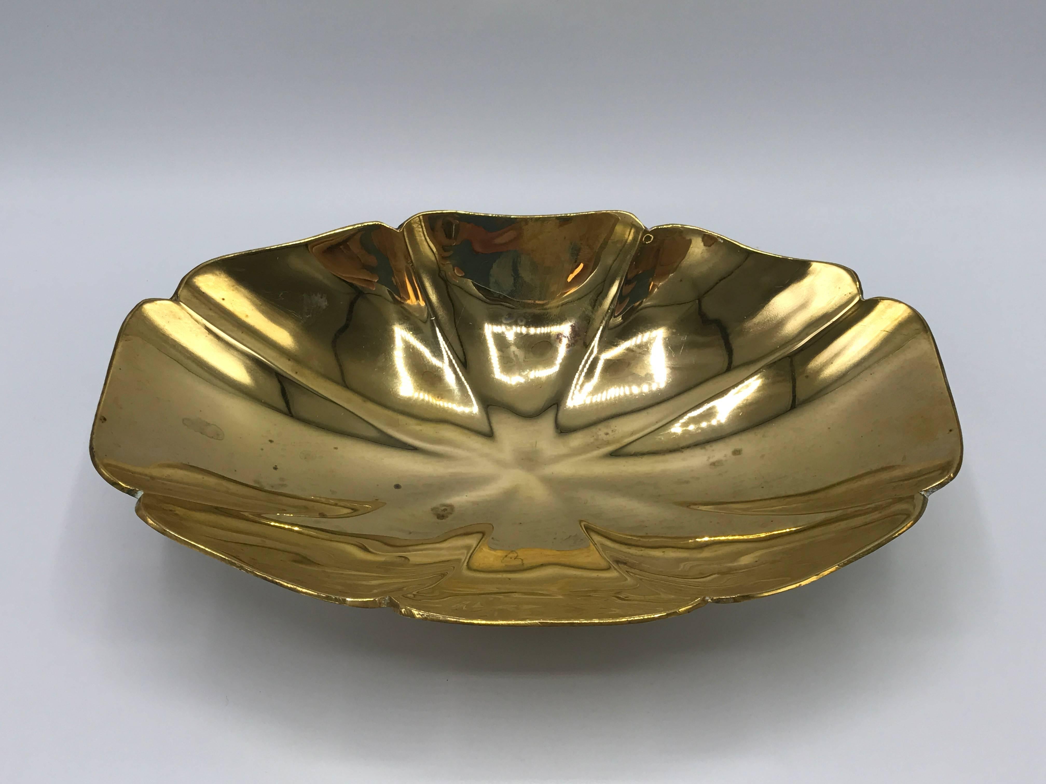 1960s Brass Scalloped Bowl on Pedestal In Excellent Condition In Richmond, VA