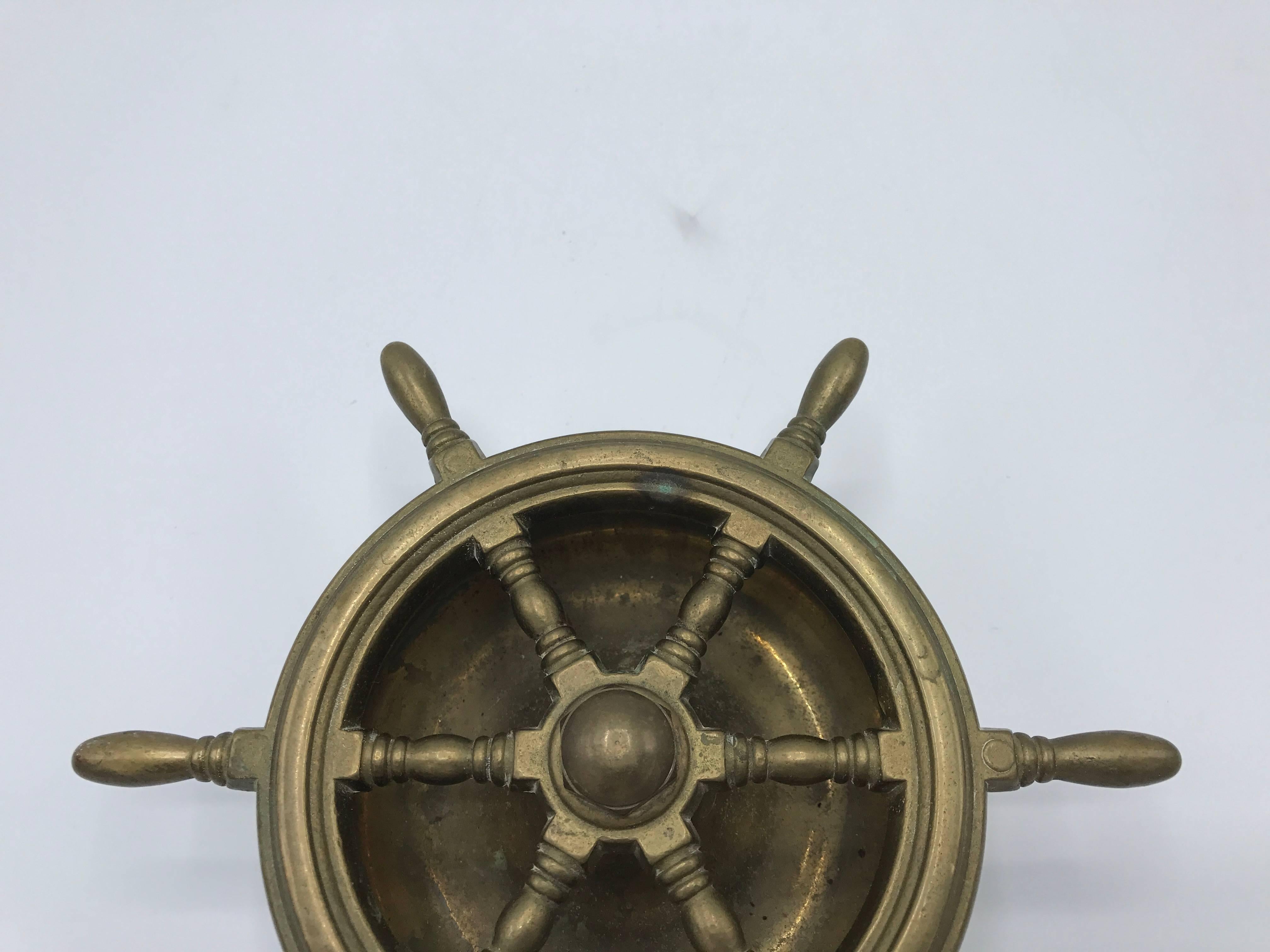 Offered is a gorgeous, 1950s Italian brass nautical ship wheel ashtray. Rubber bumper on the underside, easy grip to surfaces. Heavy. Marked: Italy.