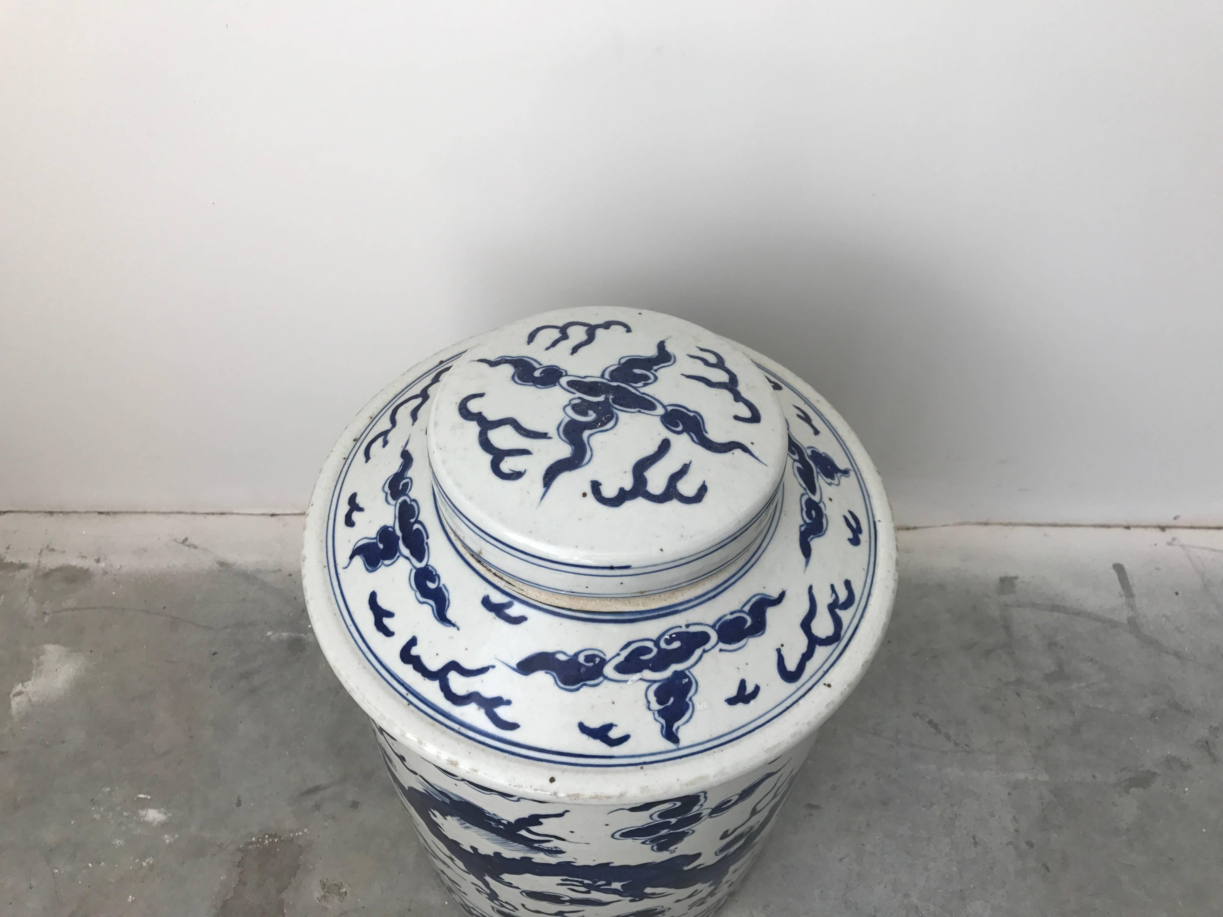 19th Century Blue and White Ginger Jar Urn with Dragon Motif For Sale 2