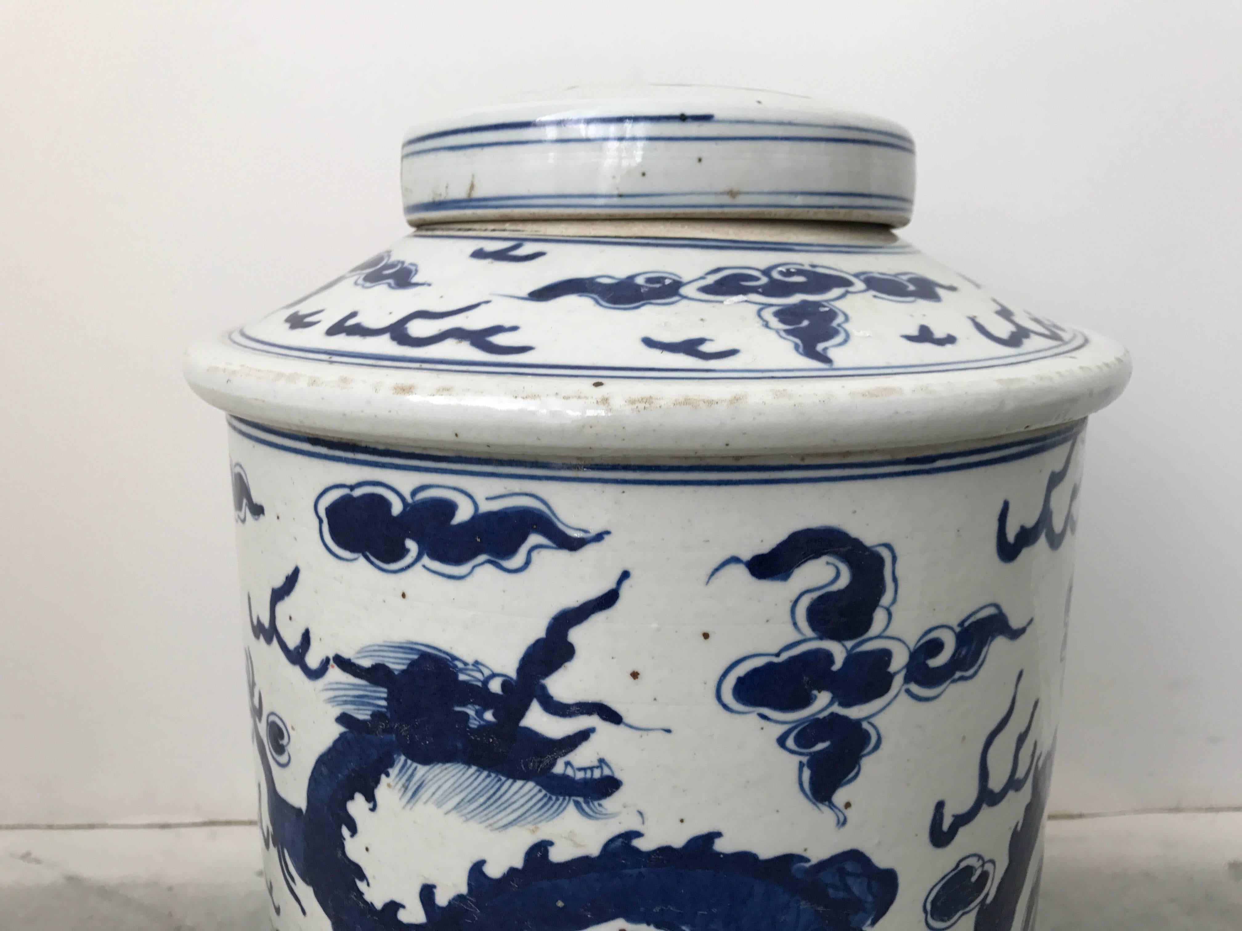 Chinoiserie 19th Century Blue and White Ginger Jar Urn with Dragon Motif For Sale