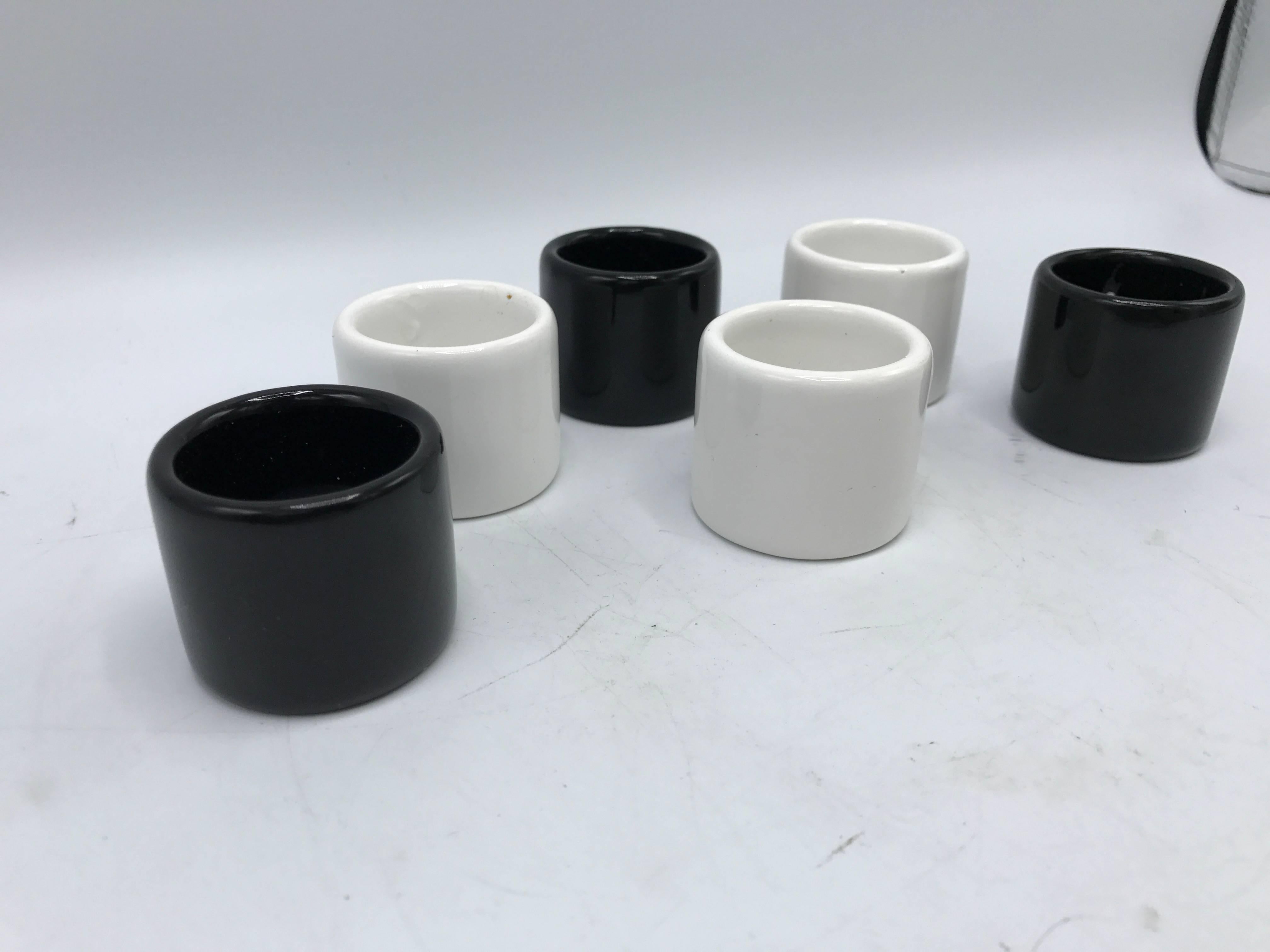 Offered is a modern and sophisticated, set of six, 1970s, Italian ceramic napkin rings. Alternating colors; three black and three white. Dishwasher safe (top rack only).