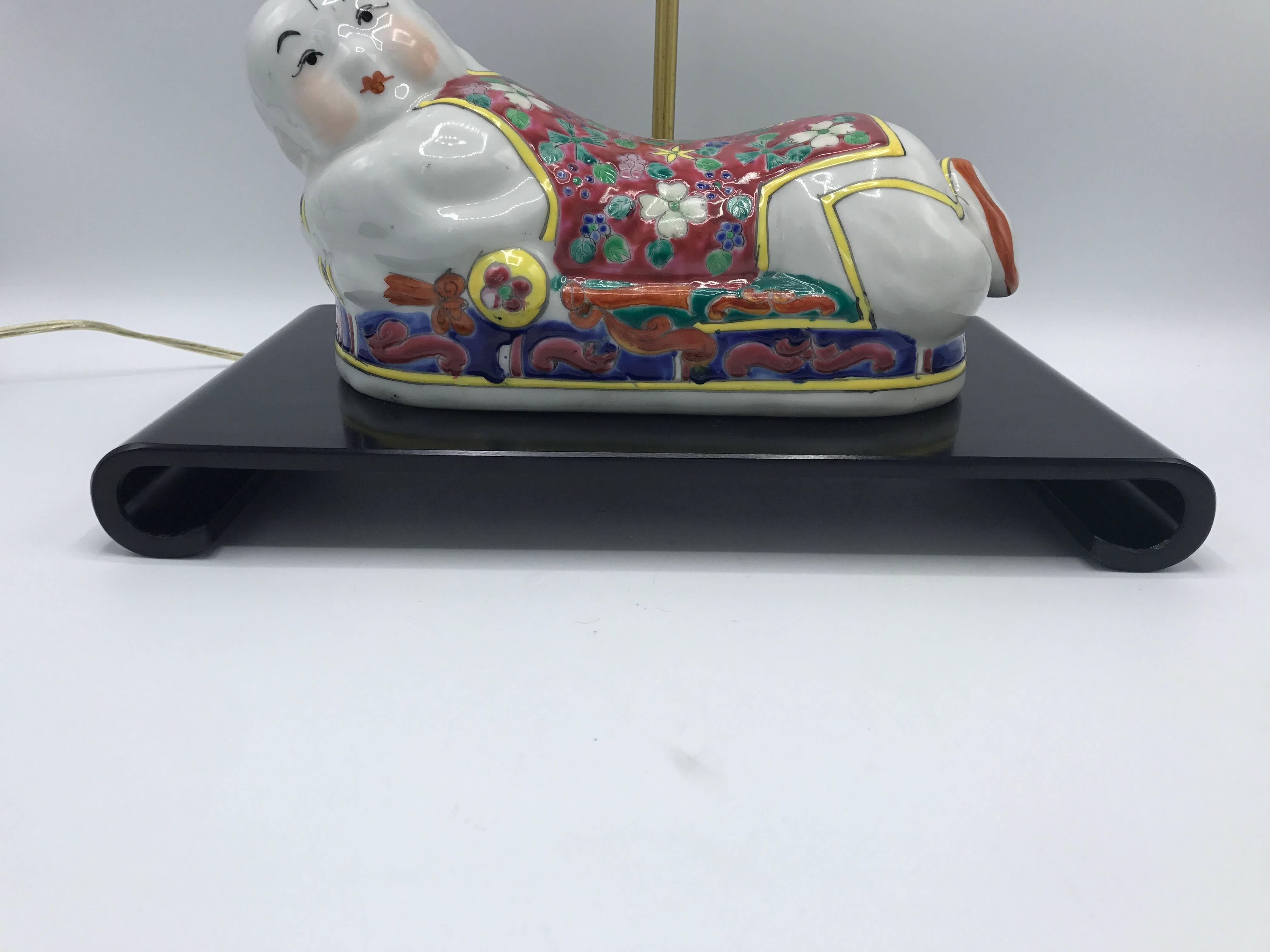 1970s Chinese Polychrome Ceramic Opium Figural Pillow Lamp In Good Condition In Richmond, VA