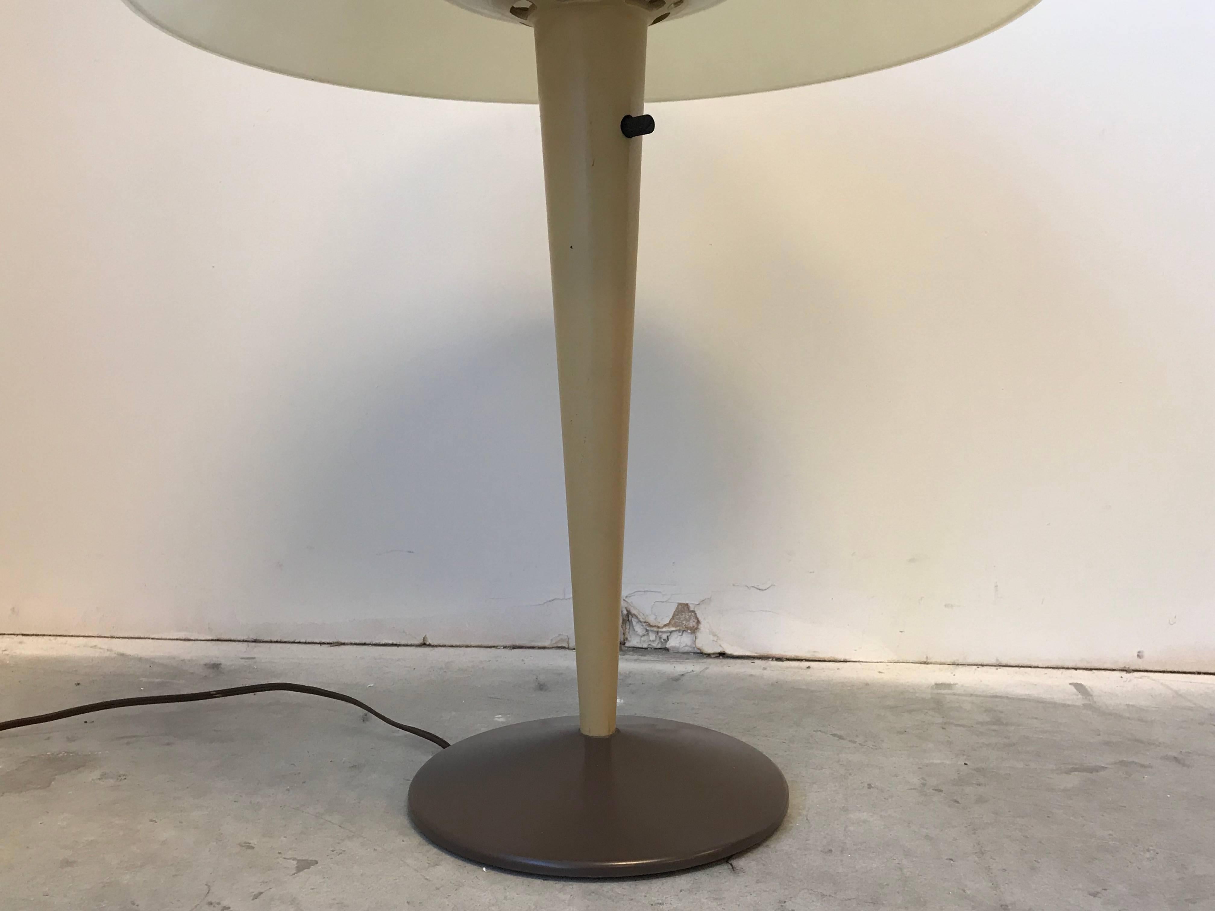 1960s White and Brown Gerald Thurston for Lightolier Table Lamp In Good Condition In Richmond, VA