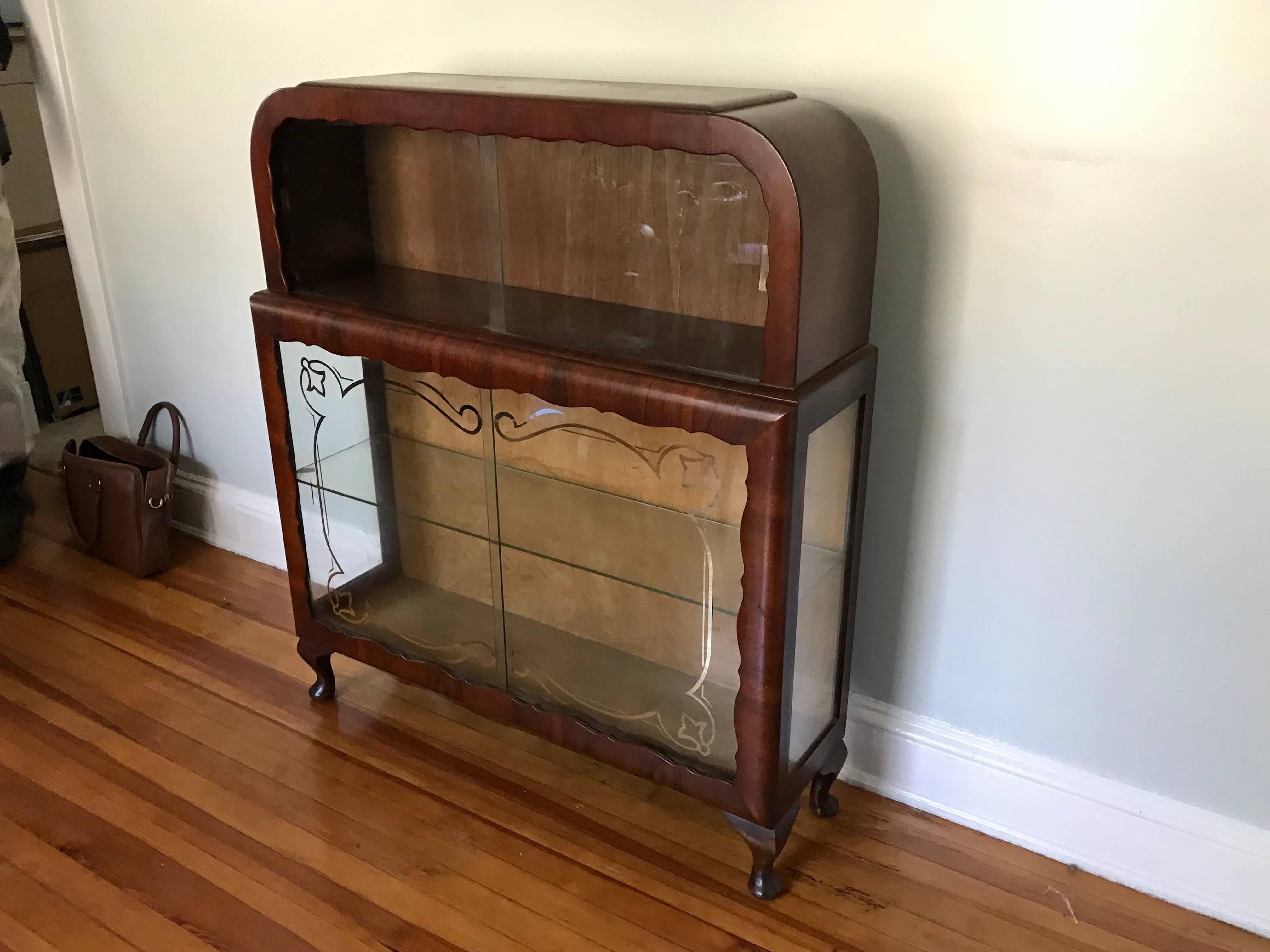 1920s French Art Deco Curio Display Cabinet with Scalloped Woodwork Detailing In Good Condition In Richmond, VA