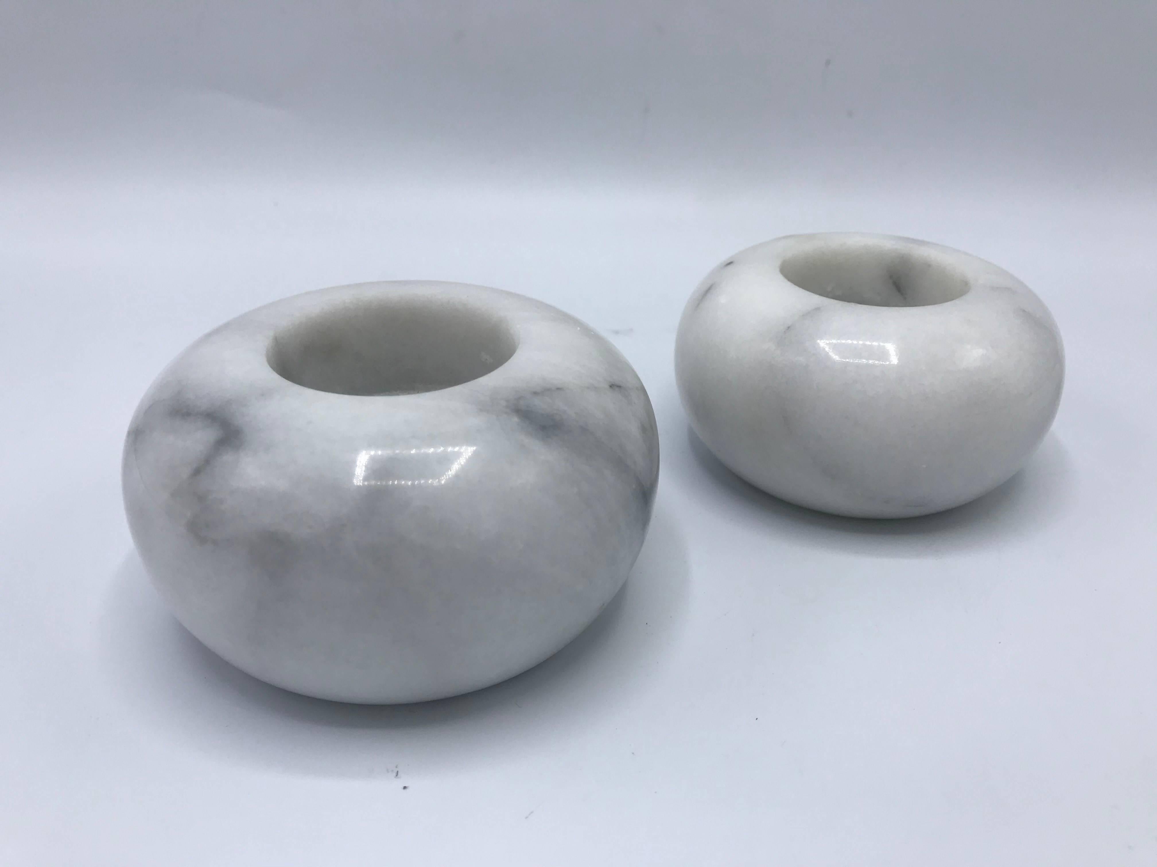Offered is a modern, pair of 1970s Italian white marble votive candleholders. One is slightly larger than the other. Heavy.

Large: 2" x 3.75"
Small: 1.75" x 3.5".
