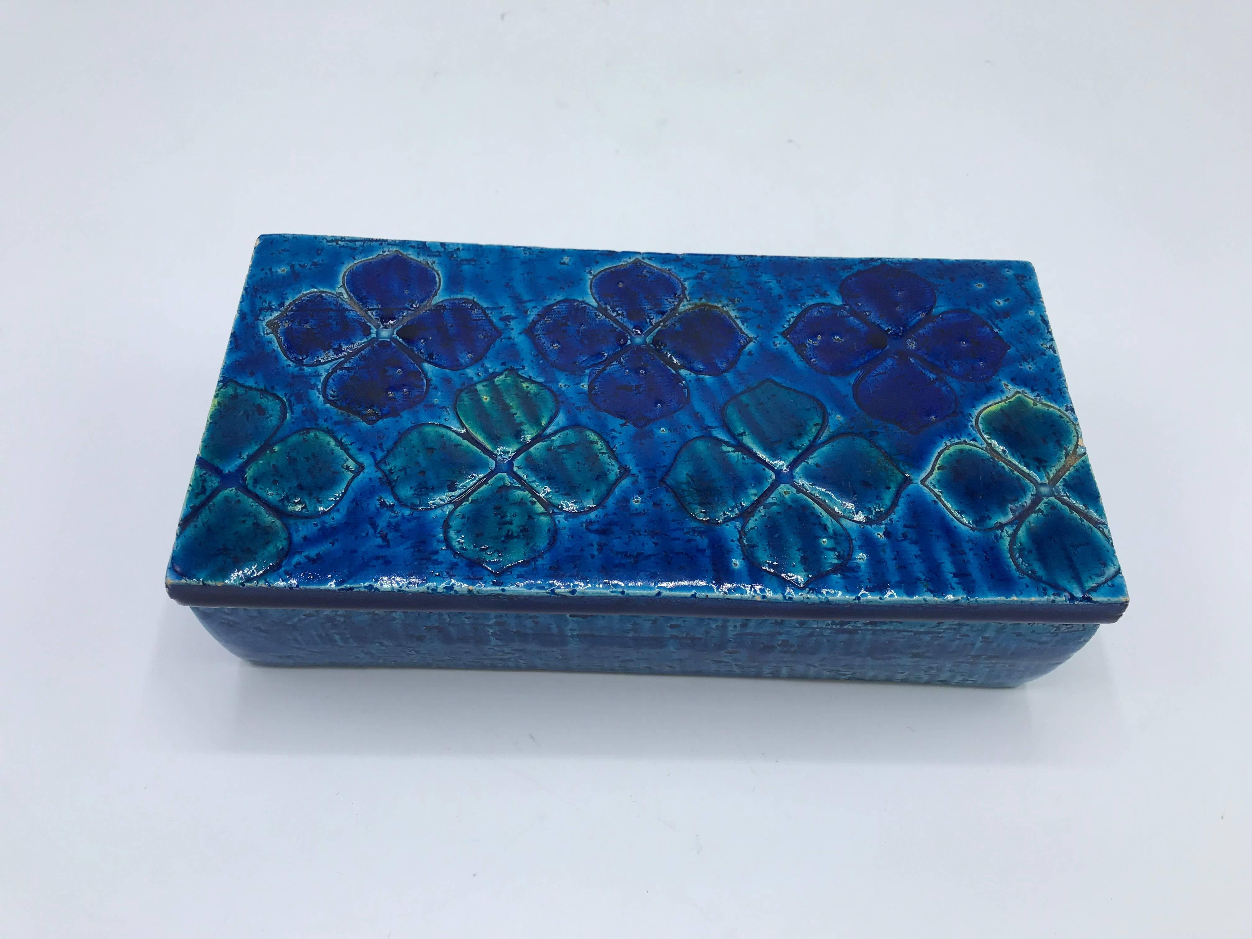 Offered is an absolutely stunning and extremely rare, 1960s Italian Aldo Londi for Bitossi clover blue lidded box. The piece has a beautiful, floral motif on the lid. There were only 20 of these created as samples for the Bitossi studio. The rarity