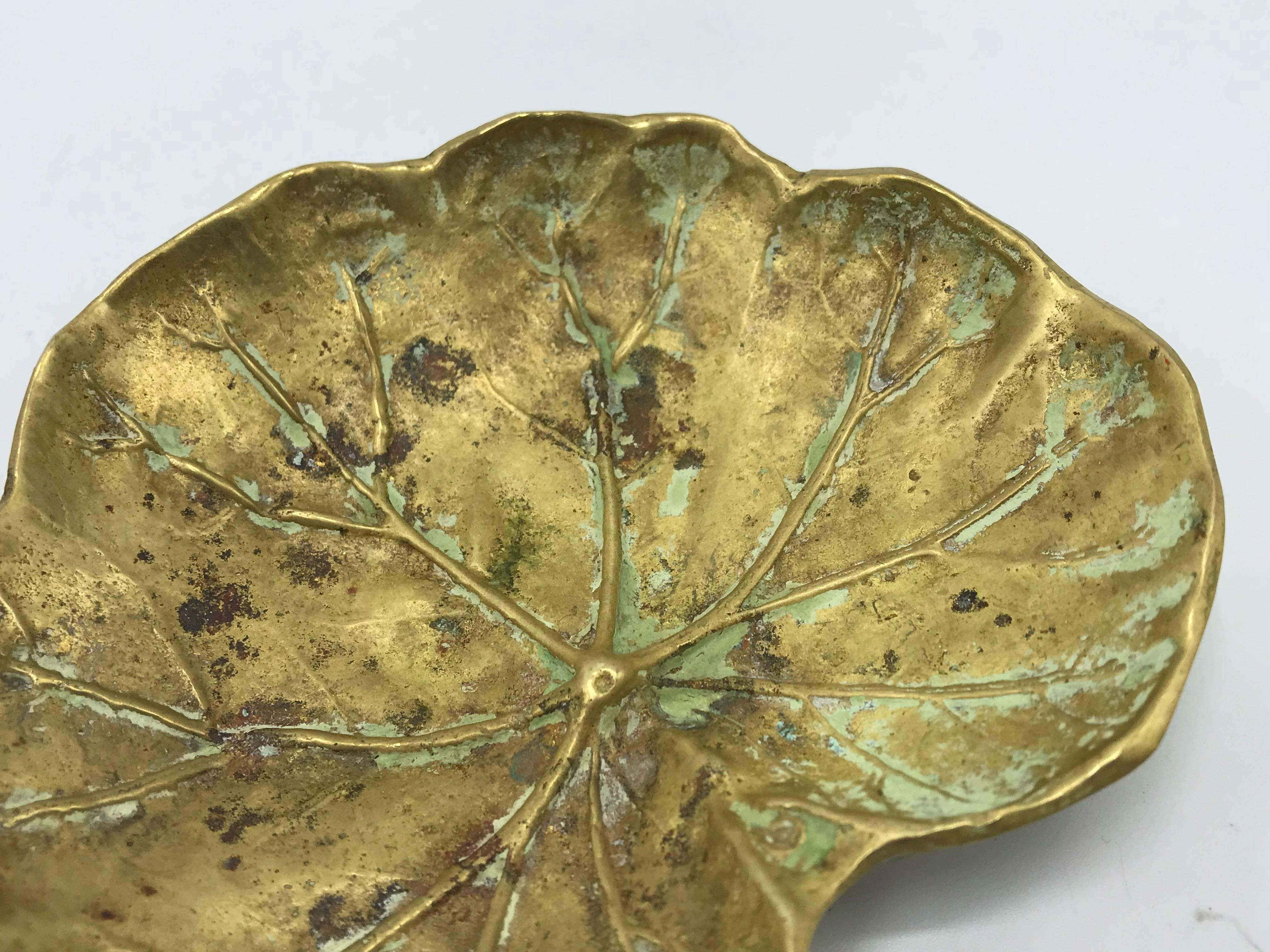 Offered is a stunning, 1948, Virginia Metalcrafters solid-brass geranium sculpture. Marked on backside with Virginia Metalcrafters signature 'VMC' stamp, see last photo. Heavy. Beautiful all-over patina, can be polished by buyer.

“Since 1890, the