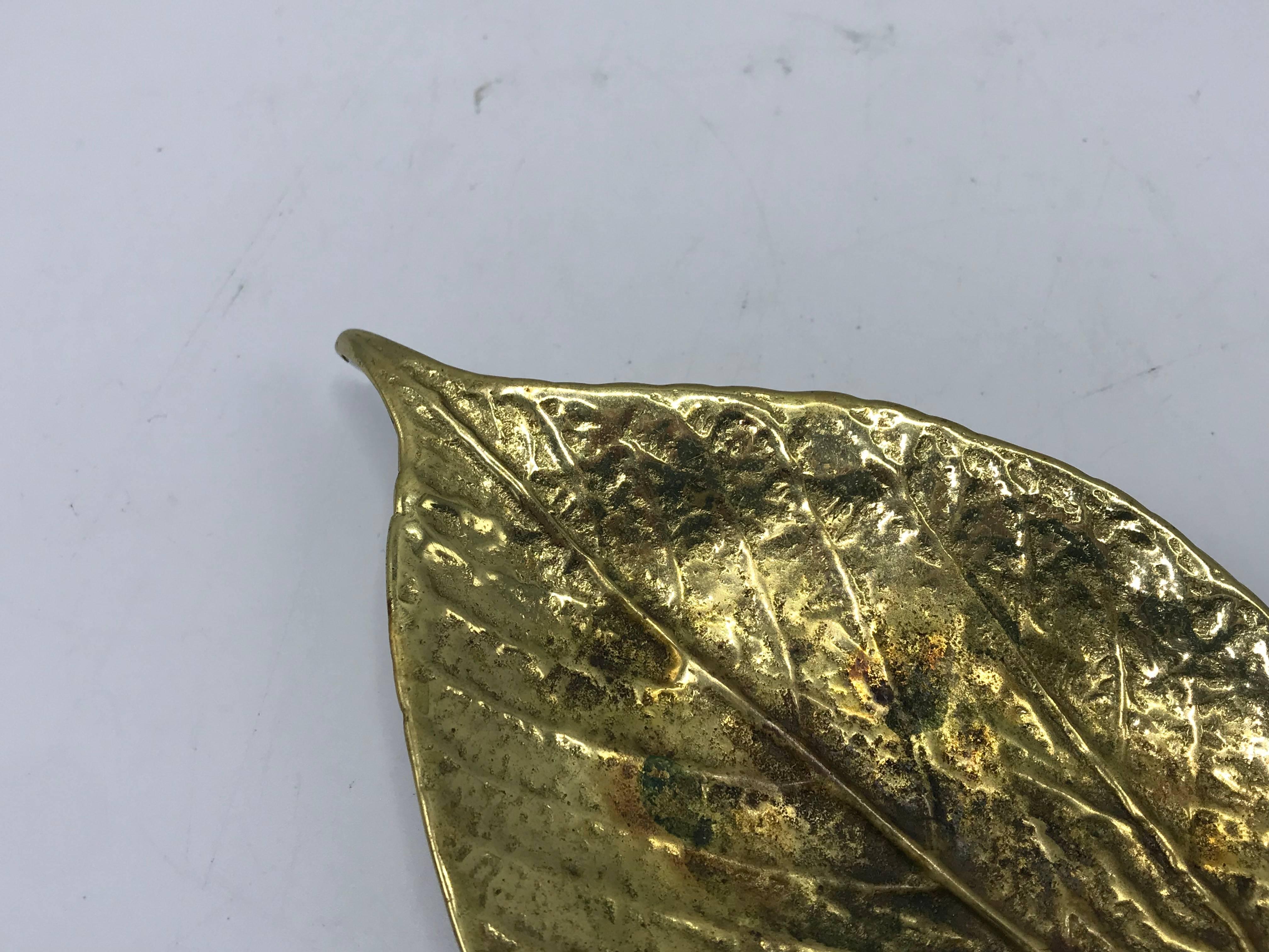 Offered is a beautiful, 1948 Virginia Metalcrafters solid-brass mulberry leaf sculpture. Marked on backside with Virginia Metalcrafters signature 'VMC' stamp, see last photo. Heavy.

“Since 1890, the Virginia Metalcrafters hallmark has become