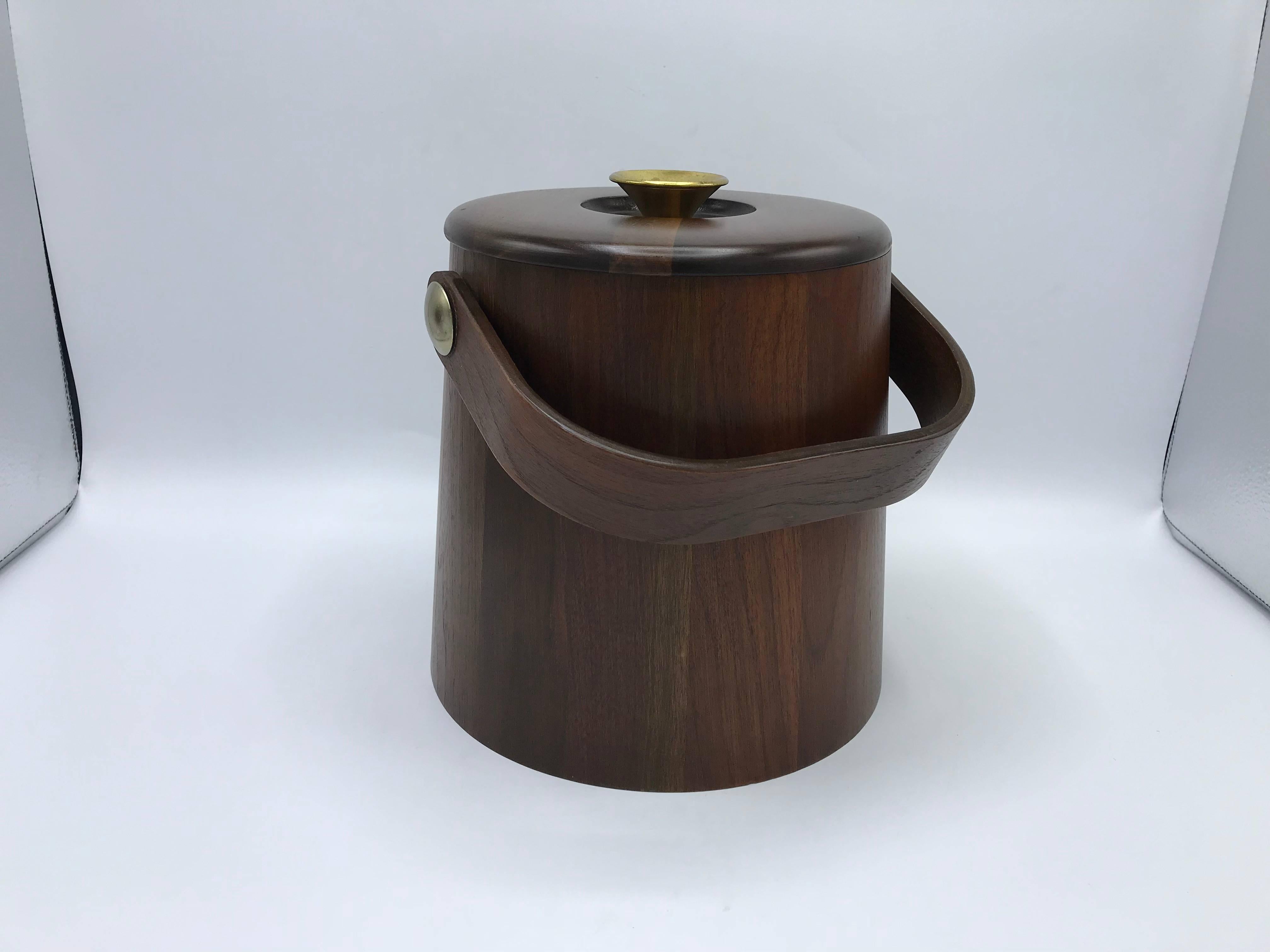 Mid-Century Modern 1960s Large Walnut and Brass Ice Bucket with Handle