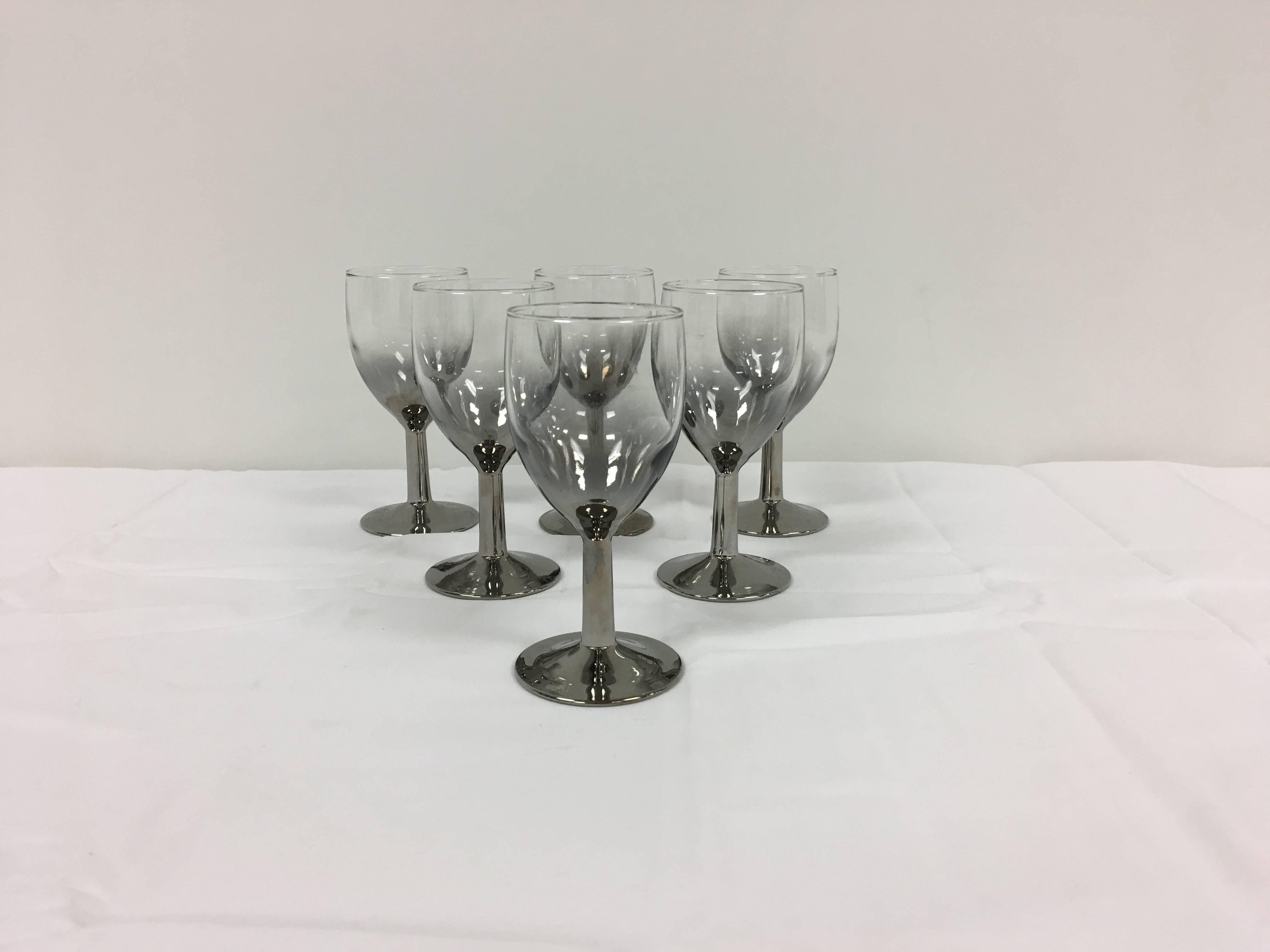 Offered is a gorgeous set of six, Dorothy Thorpe platinum cocktail glasses. Includes chrome stand. 

Each glass is 2.5