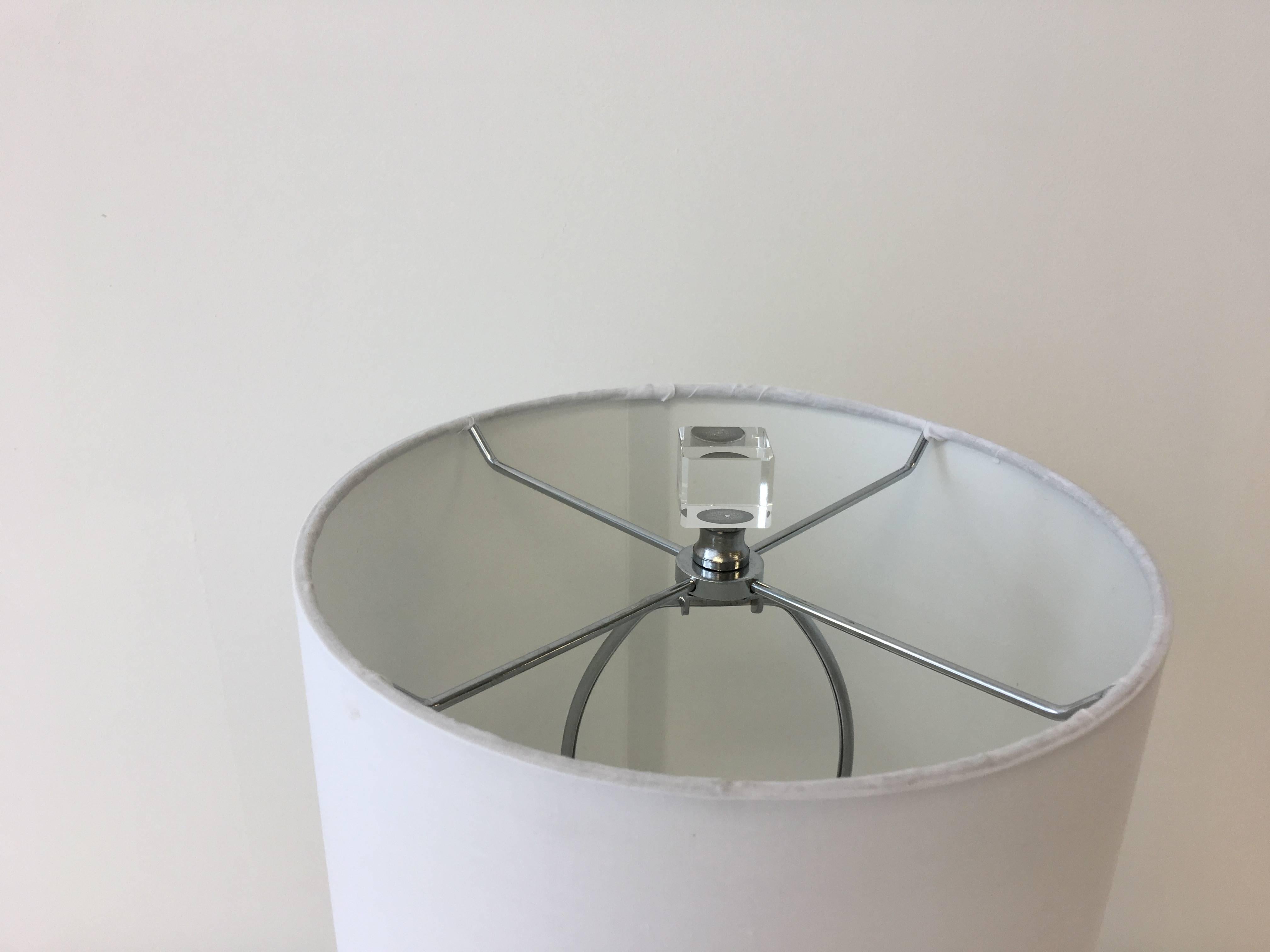 Offered is a stunning, Drexel Heritage crystal cube lamp. Includes shade and crystal finial. 

From base to socket: 12
