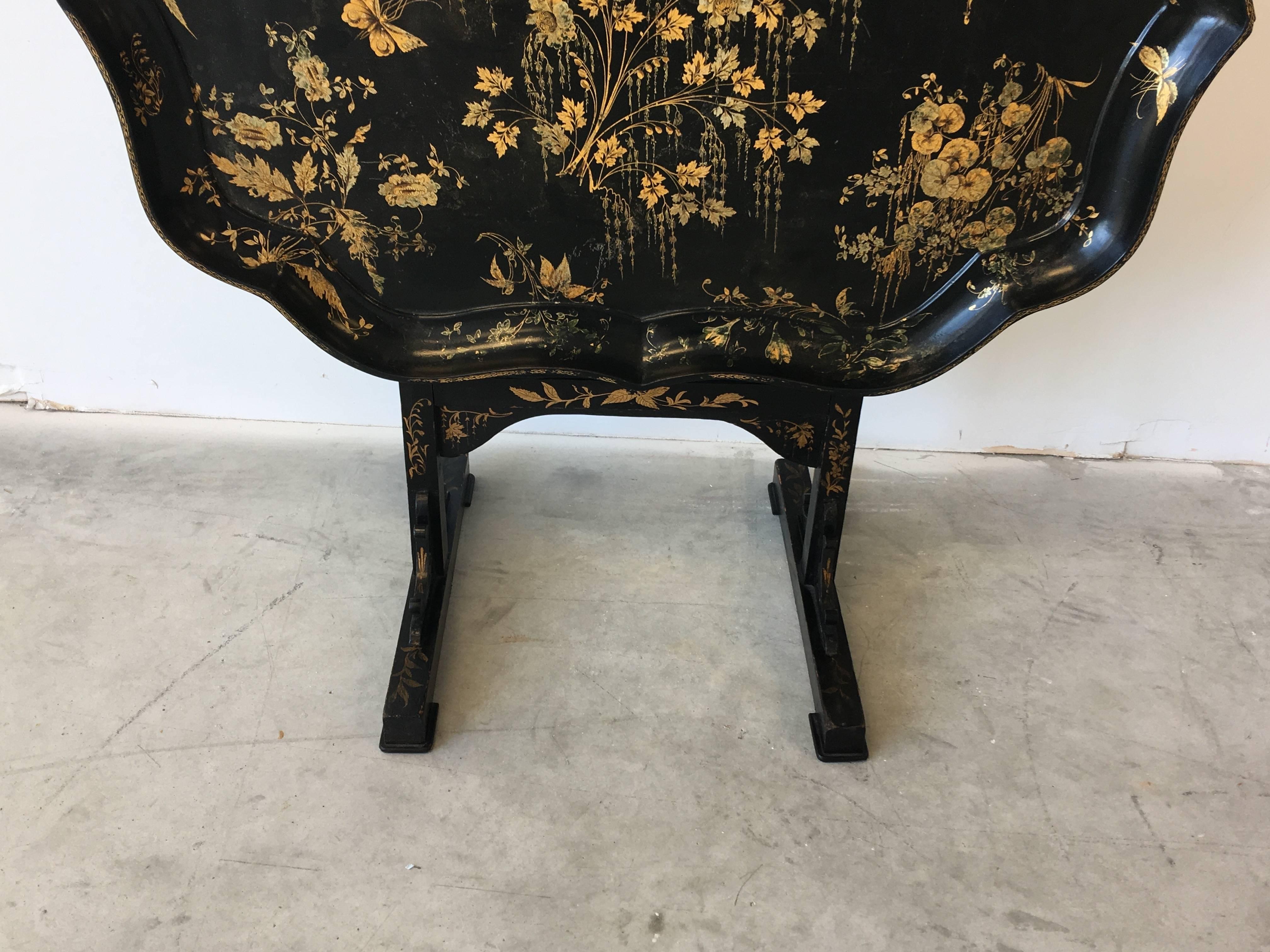 Chinoiserie 19th Century Japanned Black and Gold Lacquered Tilt-Top Table