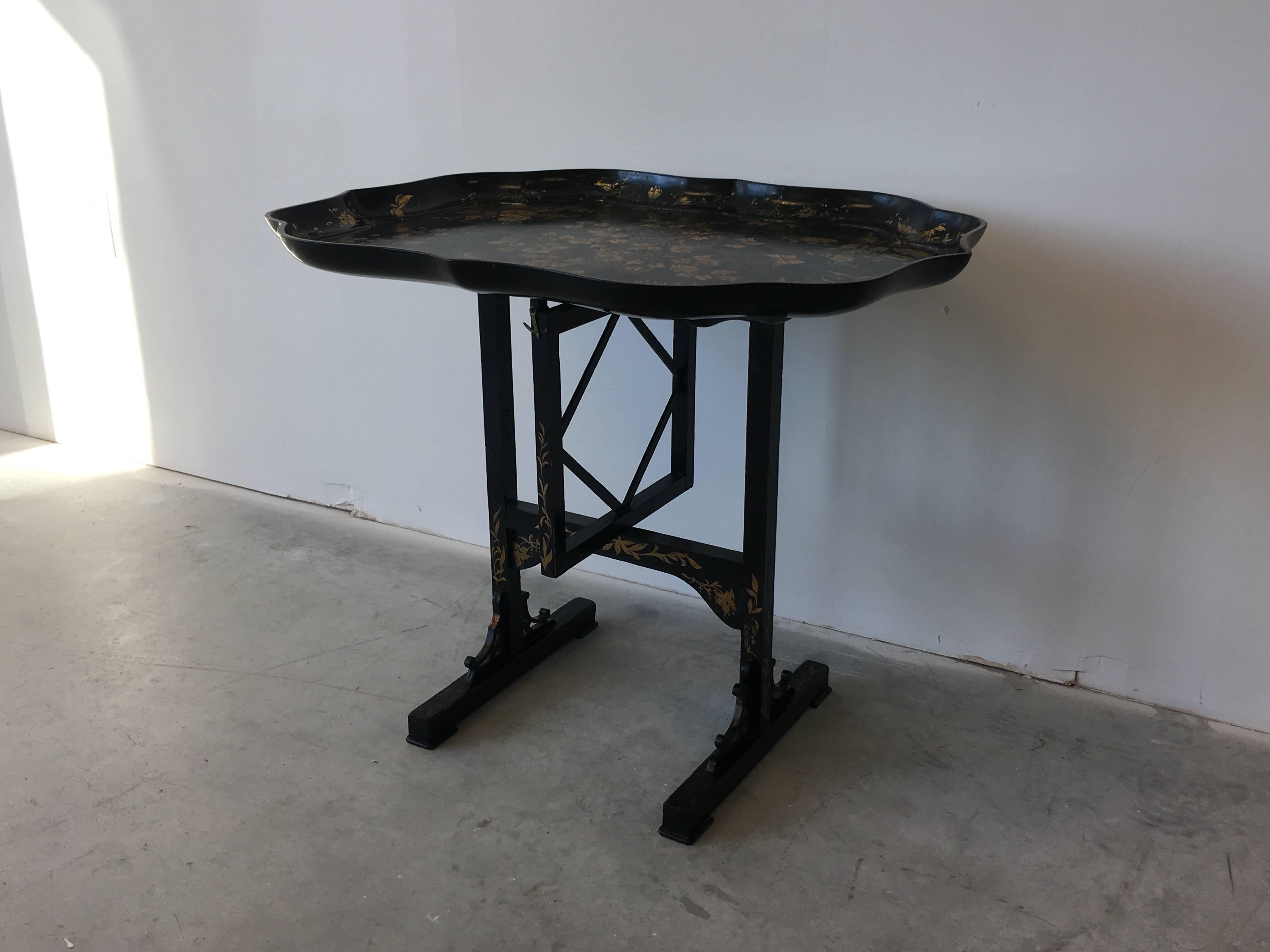19th Century Japanned Black and Gold Lacquered Tilt-Top Table 1