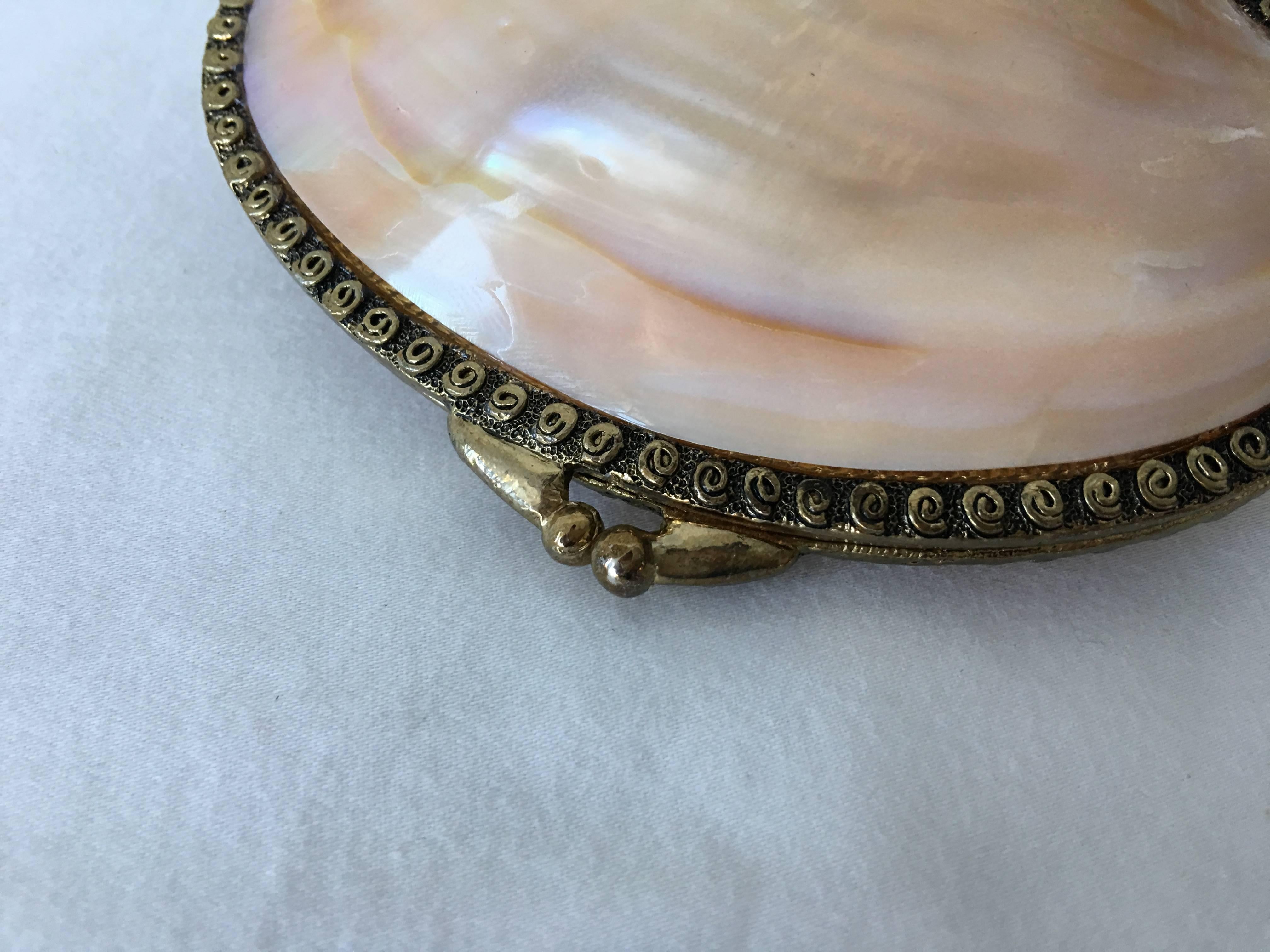Mother of Pearl Shell Box or Coin Purse In Excellent Condition In Richmond, VA