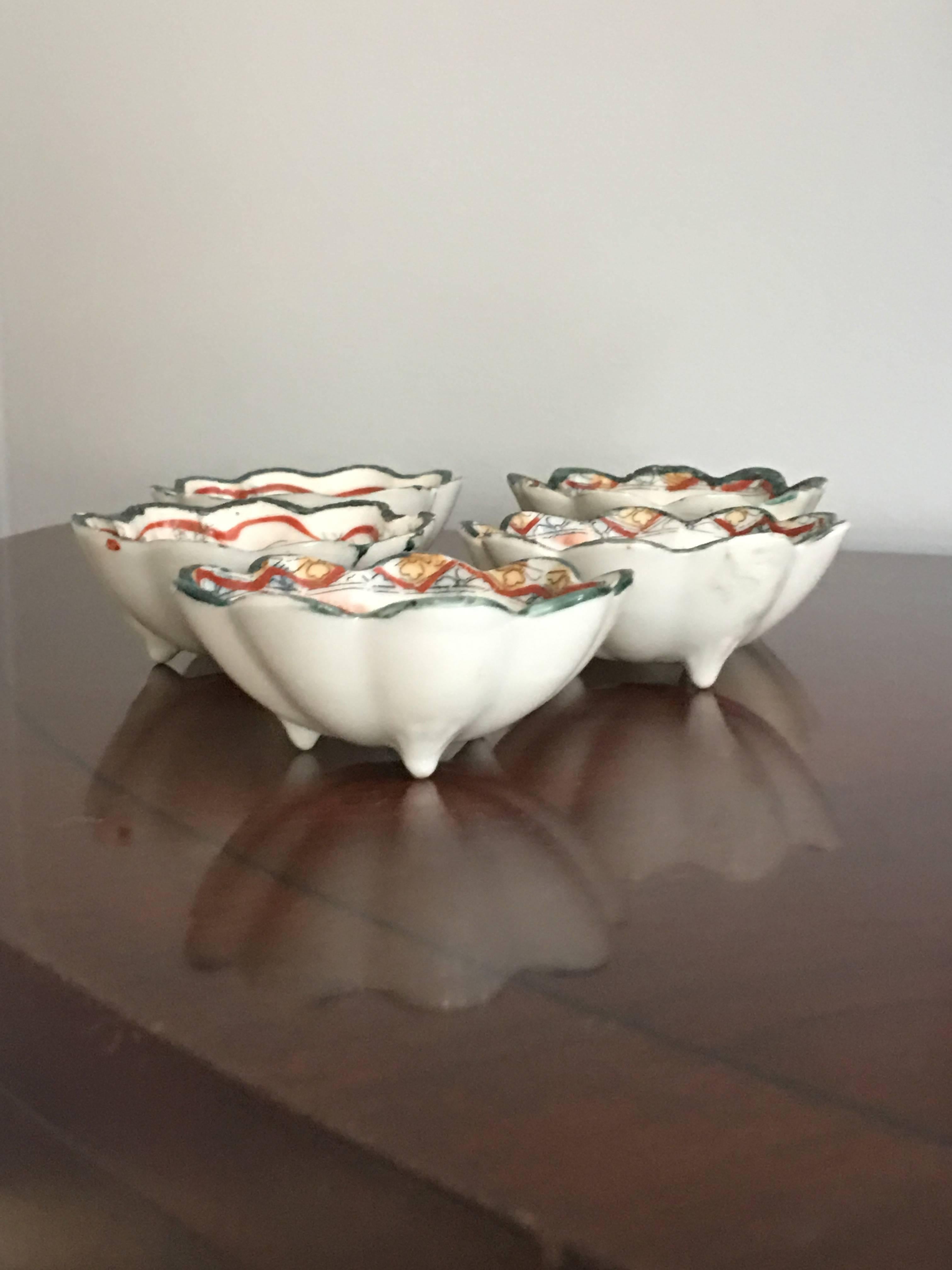 19th Century Asian Decorative Bowls with Ornate Hand-Painted Design, Set of Five In Excellent Condition In Richmond, VA