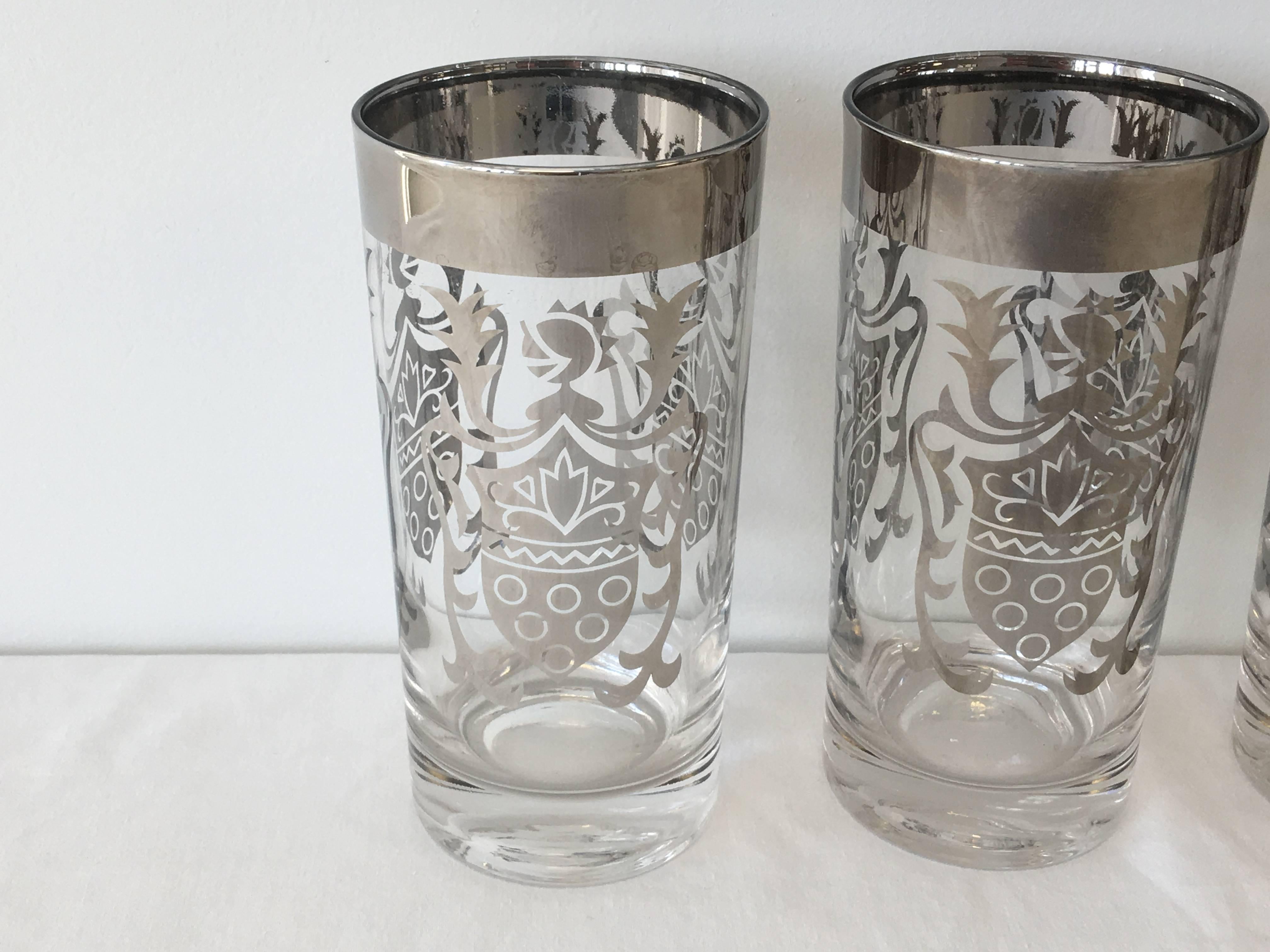 Offered is an immaculate set of four, Dorothy Thorpe cocktail glasses with platinum crest motifs.
