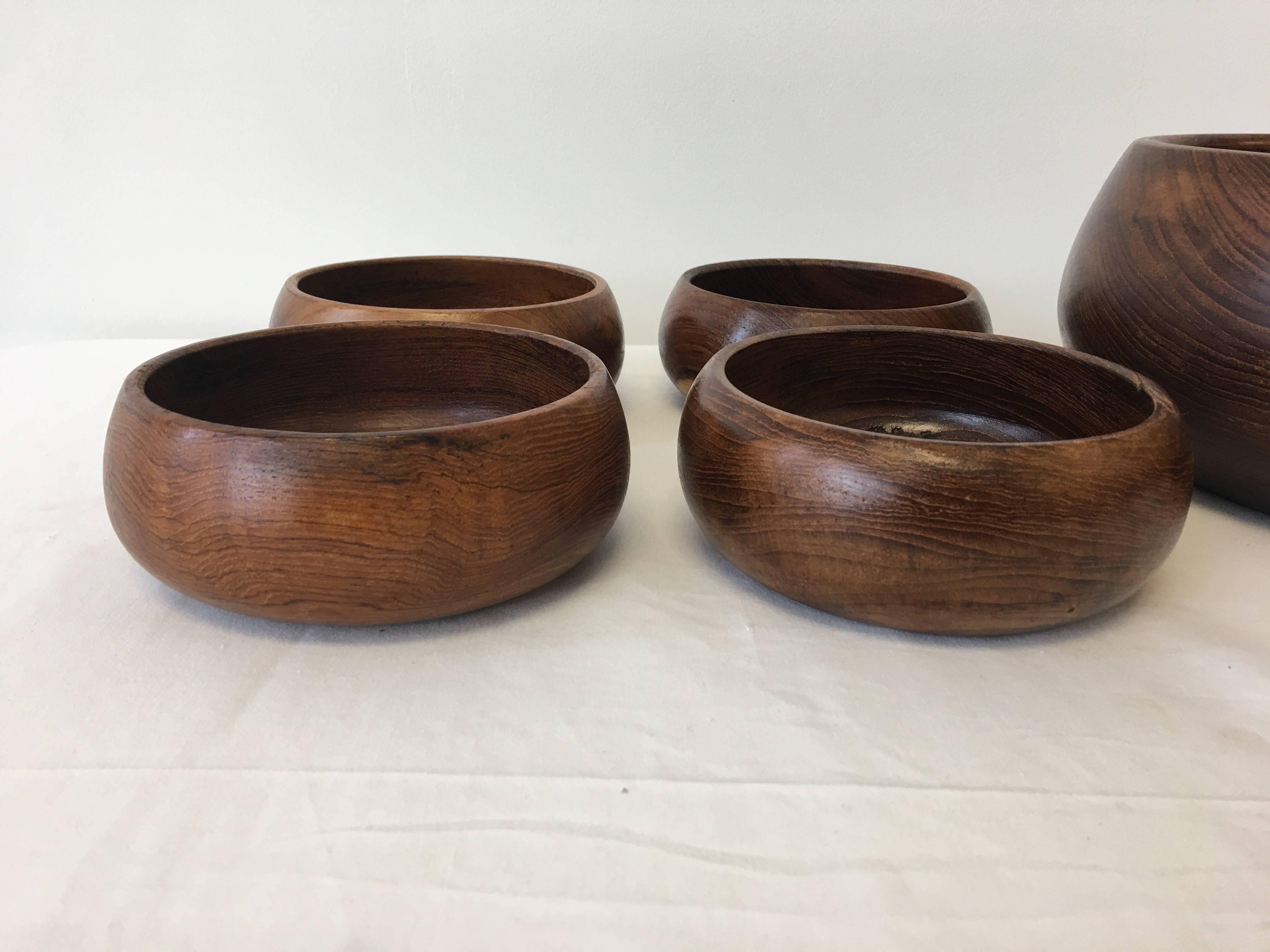 Offered is a gorgeous set of five, Mid-Century Modern teak servings bowls. One larger, four smaller. 

Measures: Large: 10.5