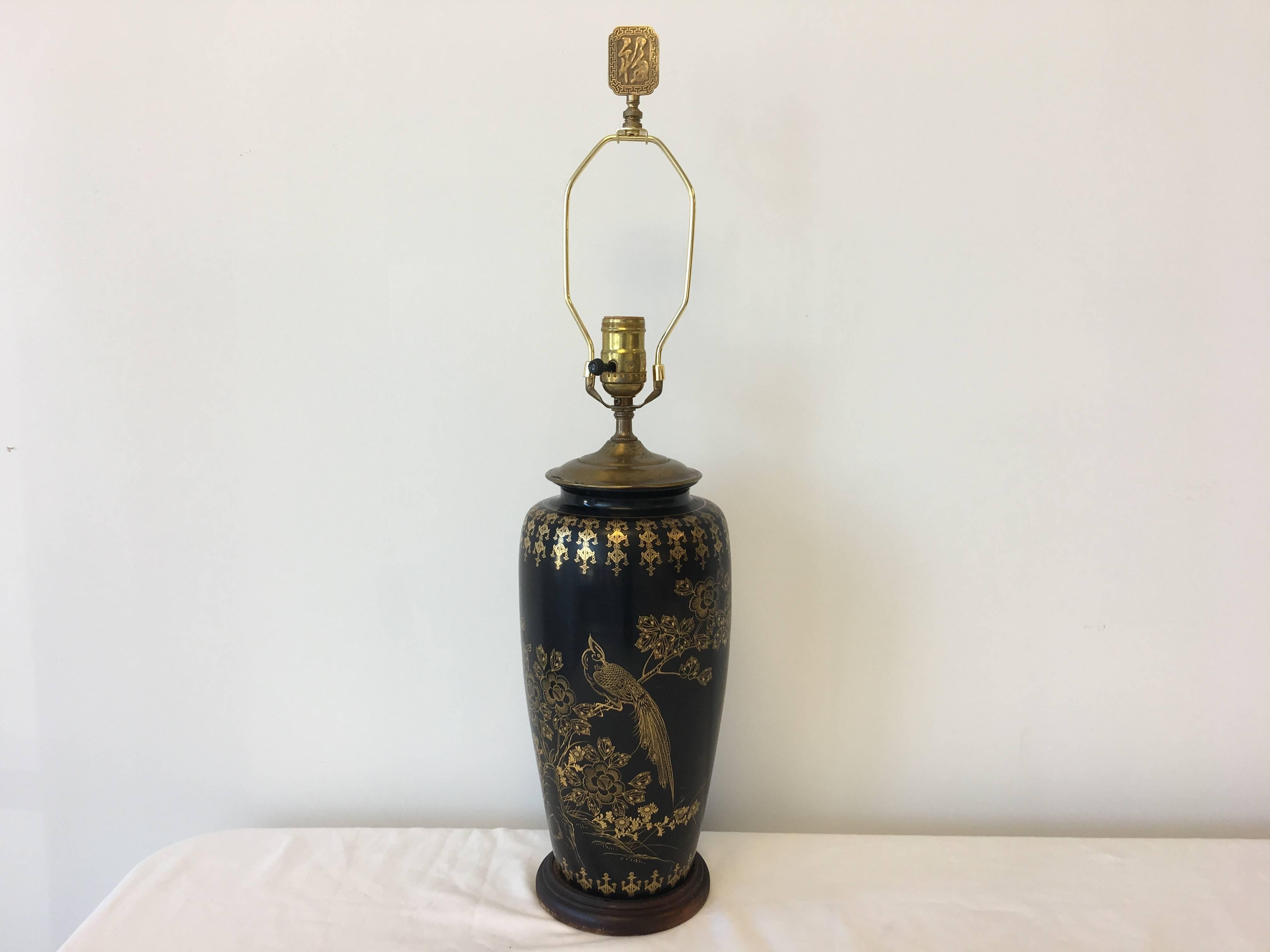 Chinoiserie 1950s Black and Gold Tole Table Lamp with Hand-Painted Peacock and Floral Motif For Sale