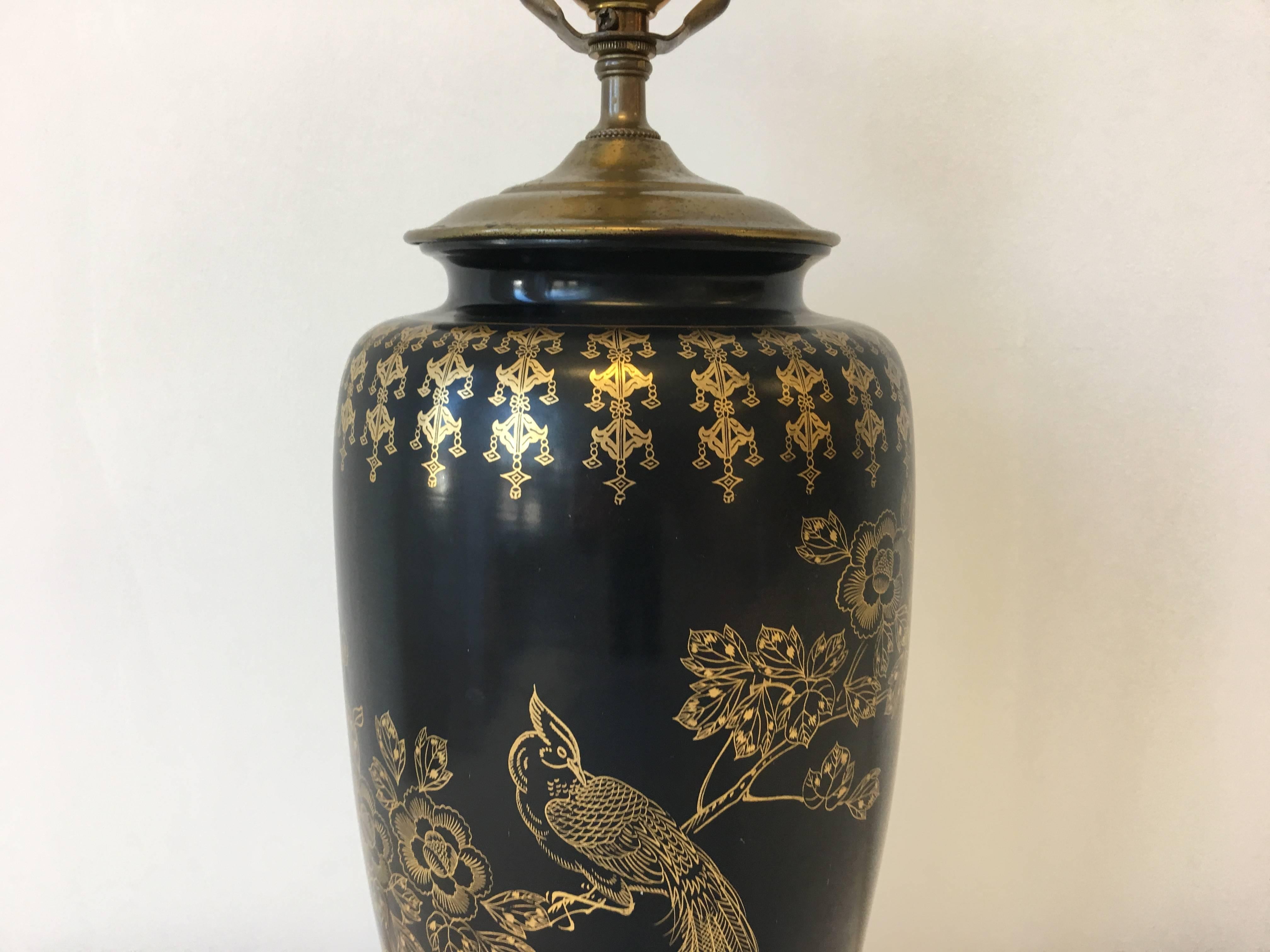 20th Century 1950s Black and Gold Tole Table Lamp with Hand-Painted Peacock and Floral Motif For Sale