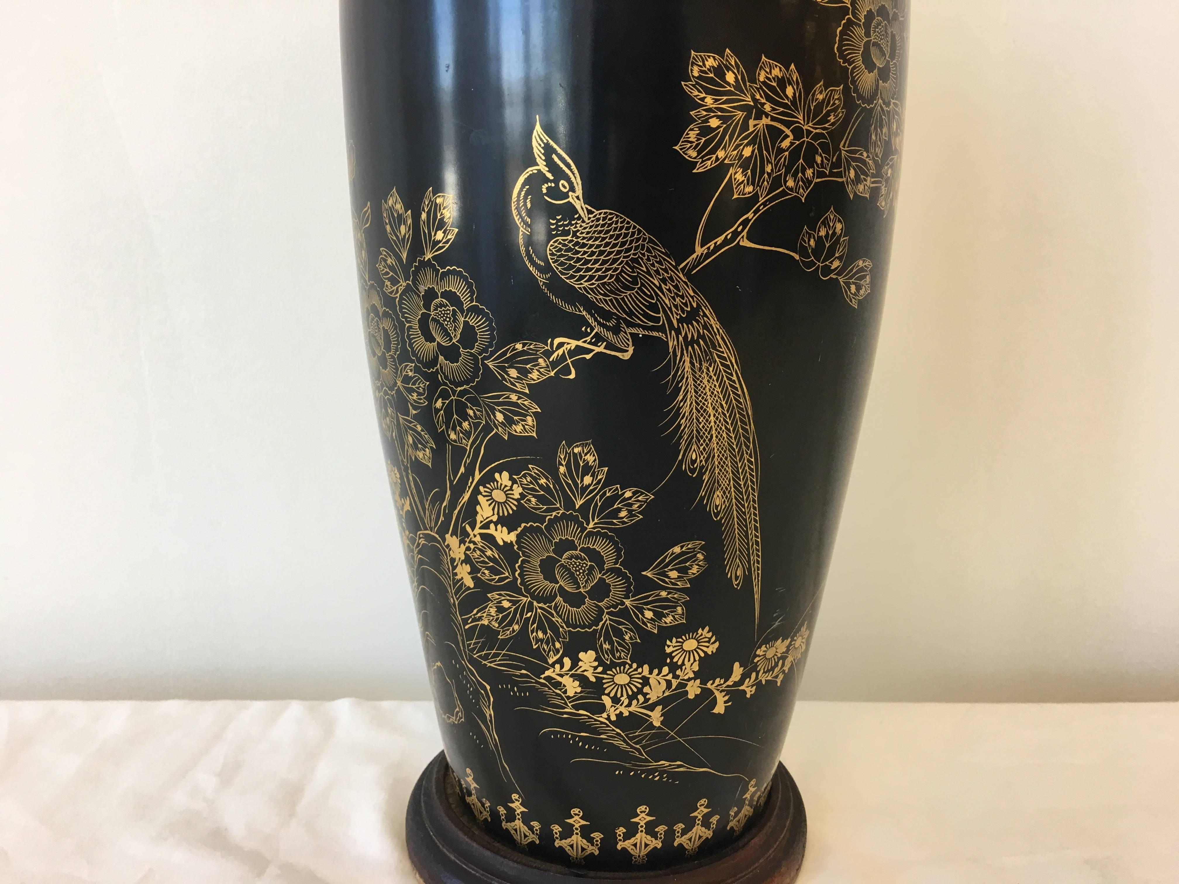 Metal 1950s Black and Gold Tole Table Lamp with Hand-Painted Peacock and Floral Motif For Sale
