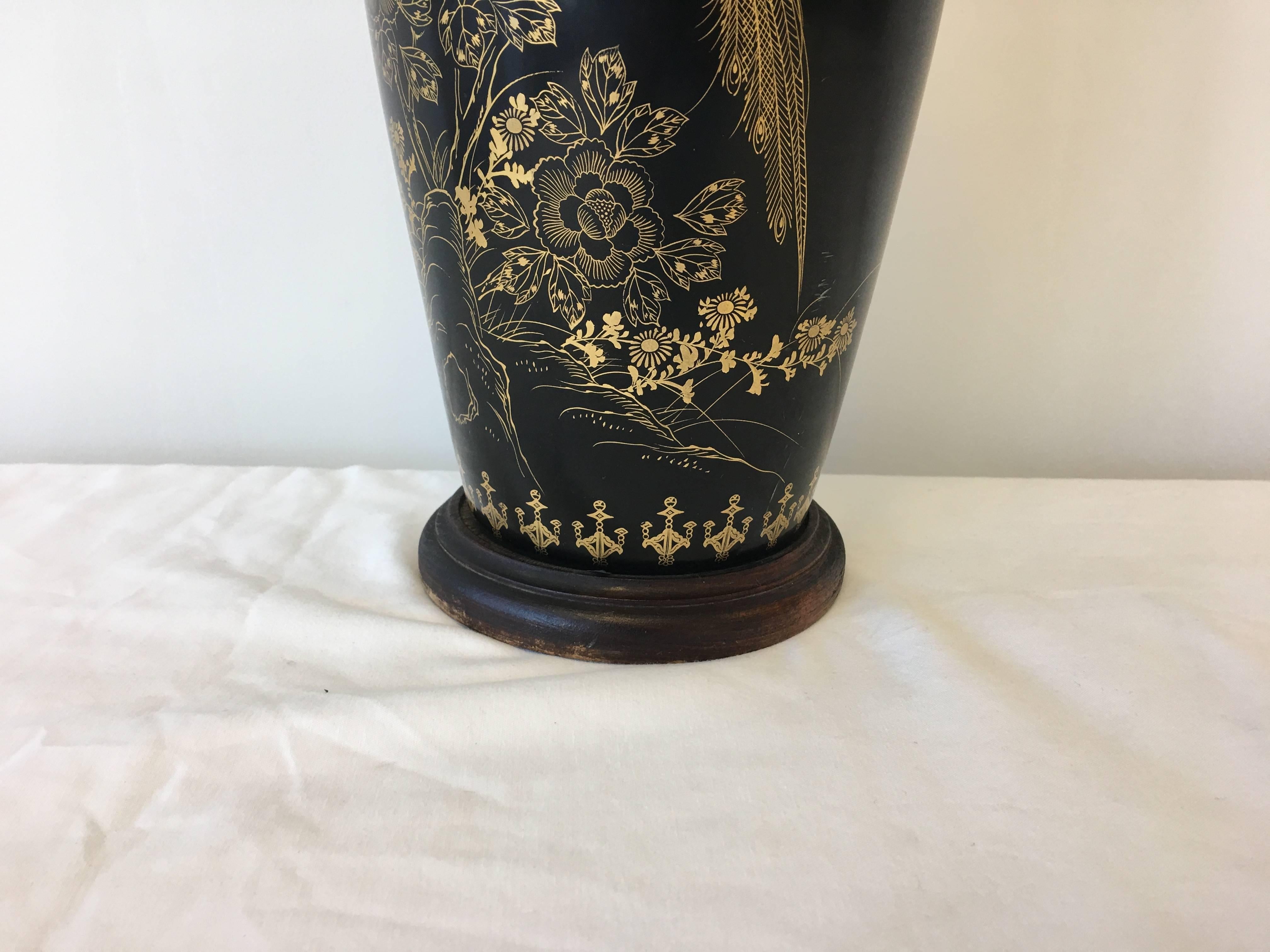 1950s Black and Gold Tole Table Lamp with Hand-Painted Peacock and Floral Motif For Sale 1