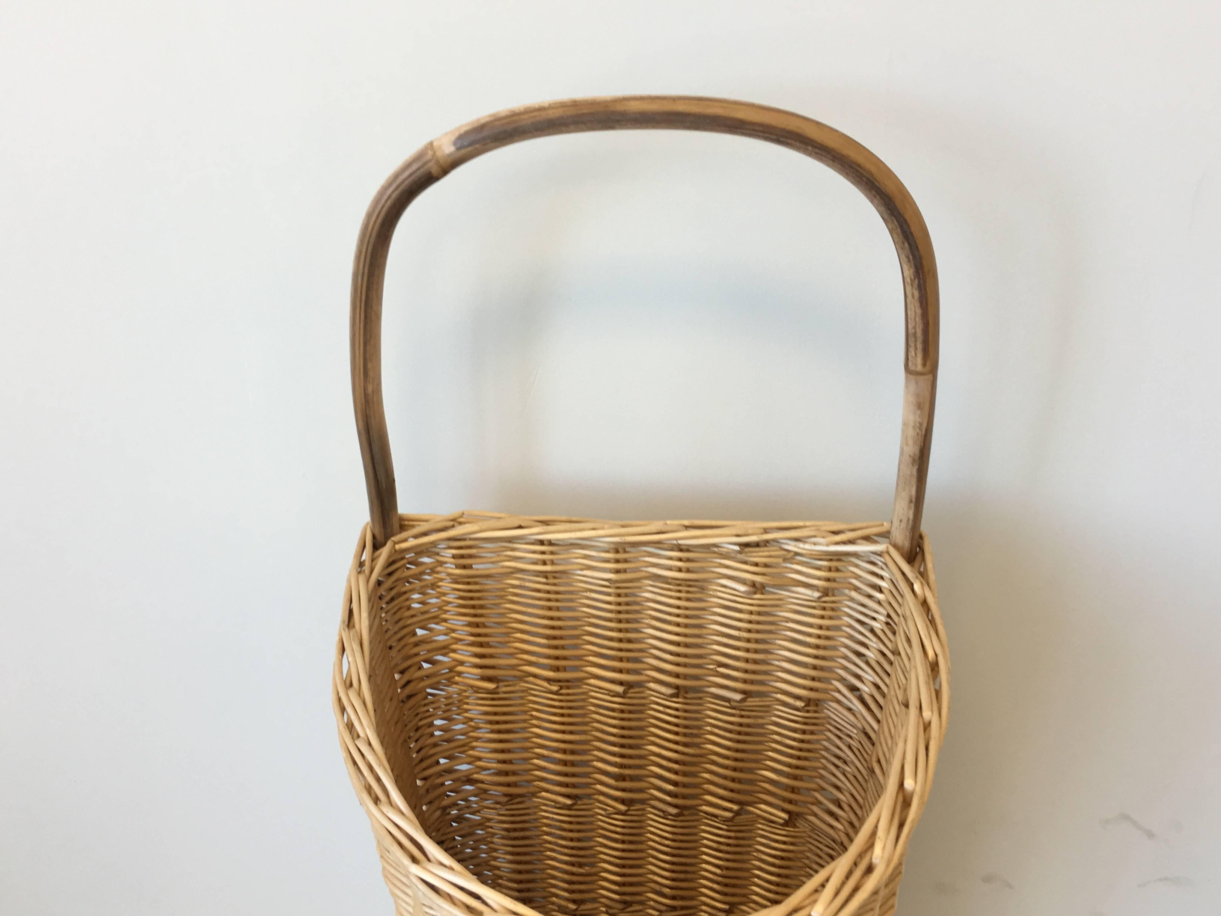 Offered is a beautiful, 1960s English market cart. Made of wicker, with a bamboo handle. Would make a perfect umbrella stand!