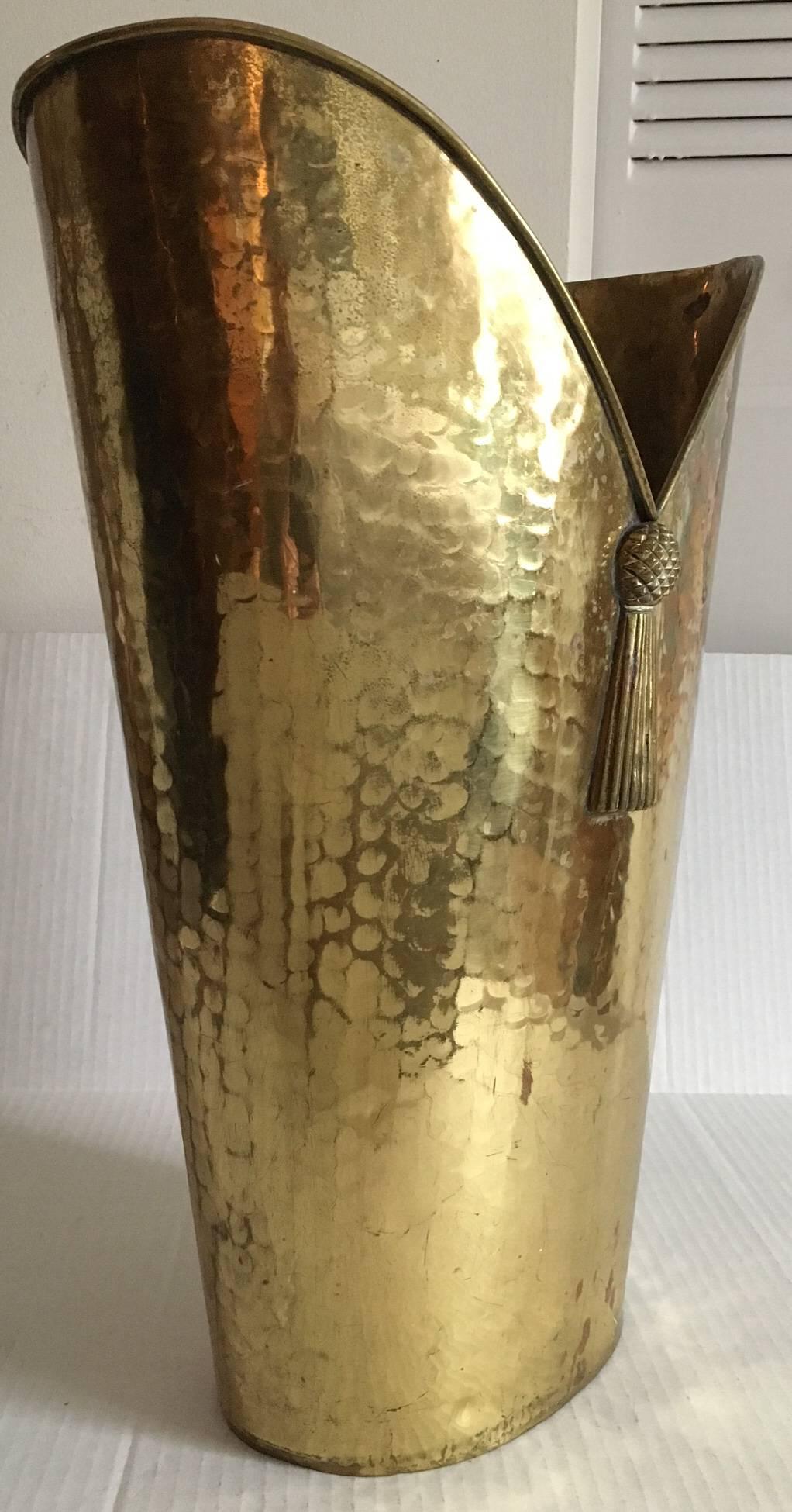 1950s, Italian Mottahedeh Style Hammered Brass Umbrella Stand In Excellent Condition In Richmond, VA