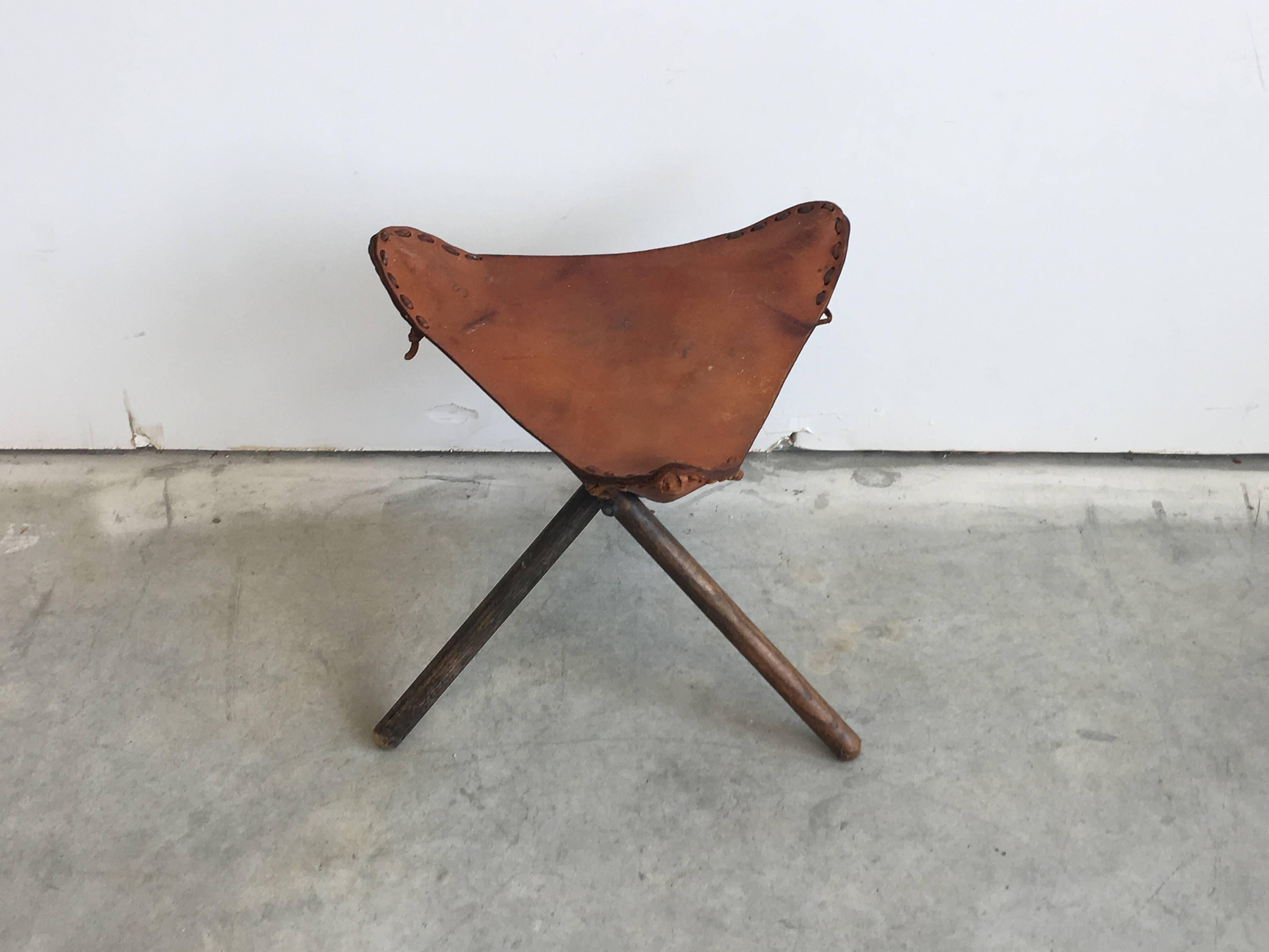 Offered is a beautiful, 1940s vegetable tanned leather tripod hunting stool.