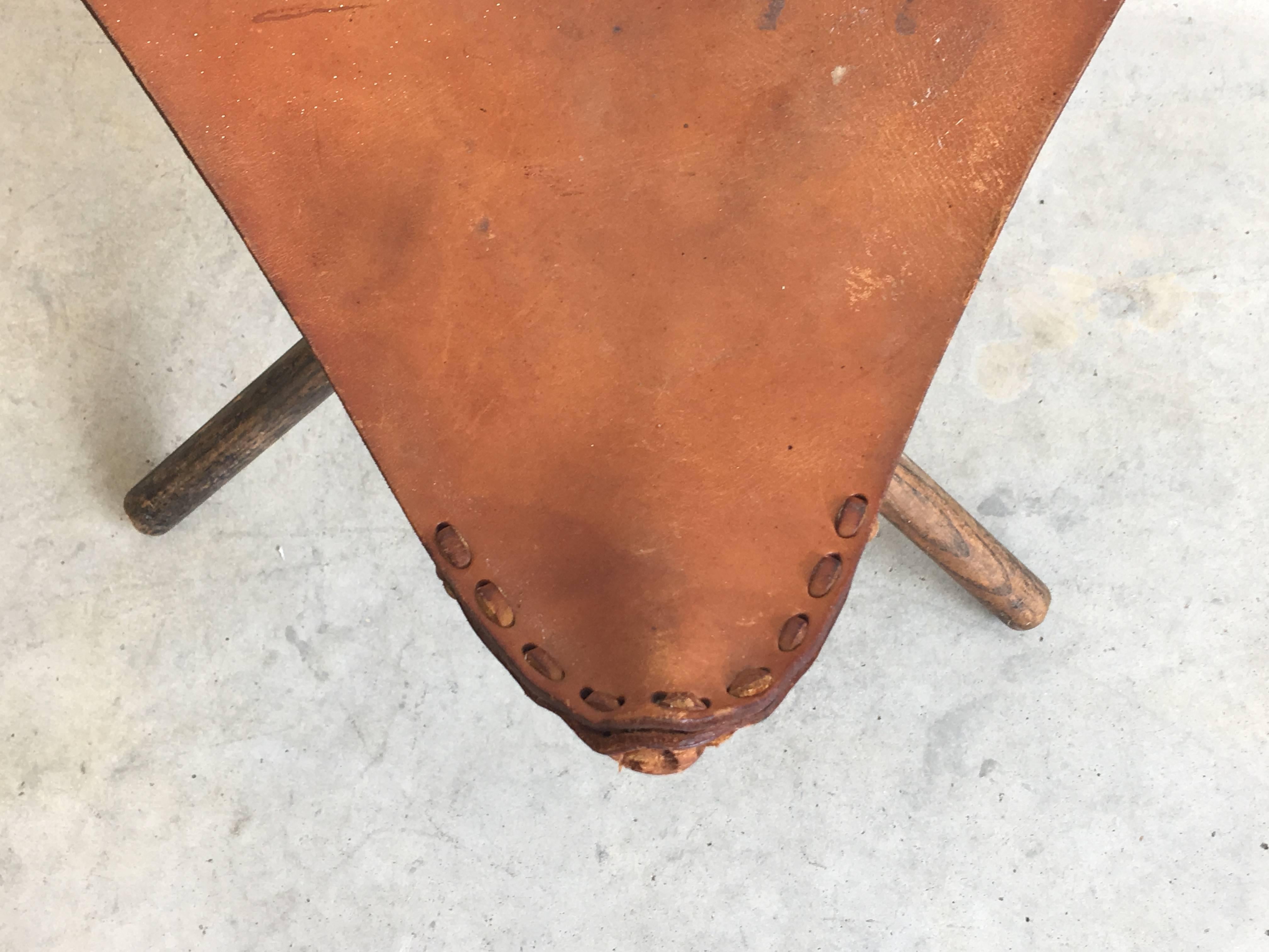 1940s Leather Tripod Folding Hunting Stool In Good Condition In Richmond, VA
