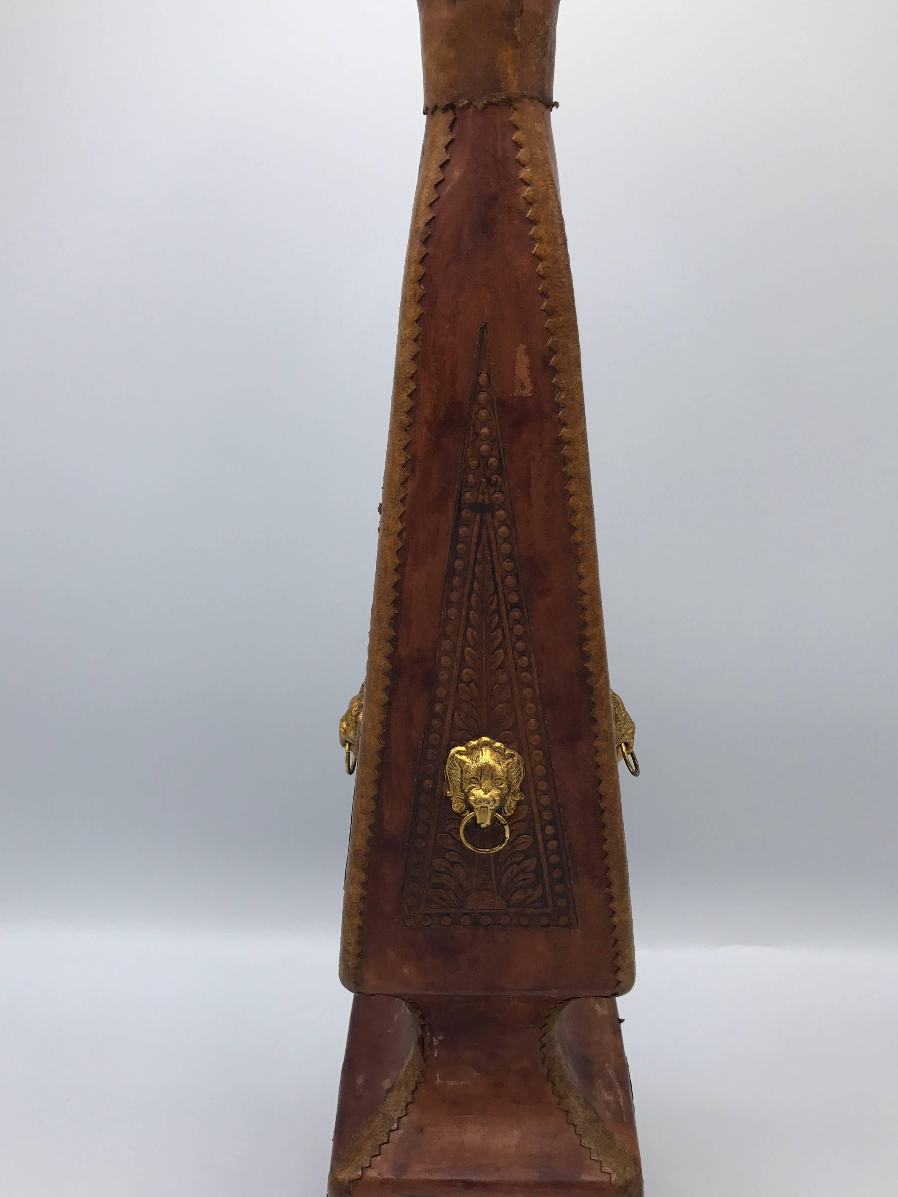 1960s Brown Leather Decanter with Brass Lion Head Ring Pull In Good Condition In Richmond, VA
