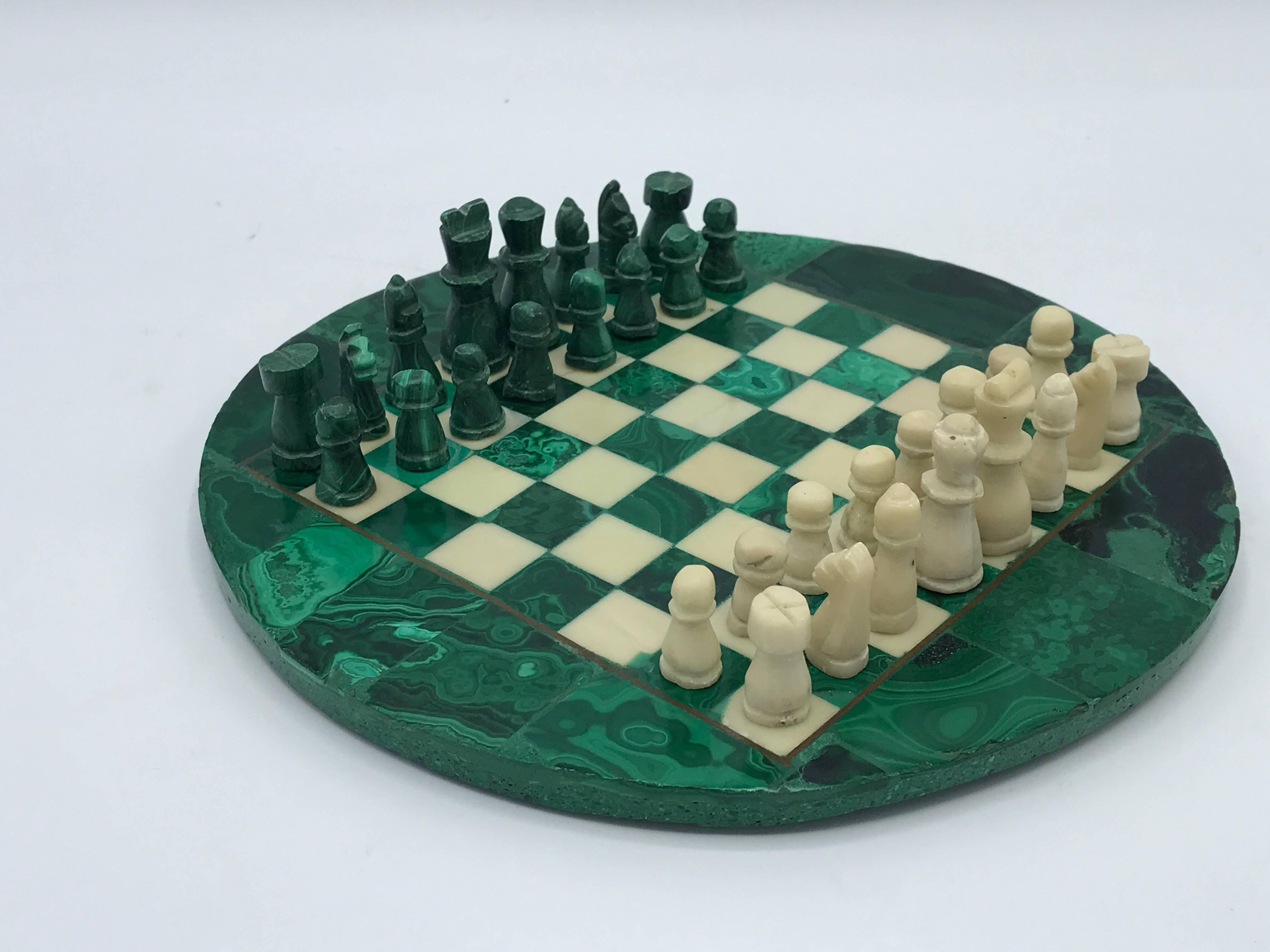 Nous proposons un fabuleux échiquier italien en malachite des années 1960, avec des pièces sculptées en malachite et en marbre blanc/blanc cassé. Comprend les 32 pièces d'échecs. La planche est accentuée par une incrustation en laiton.