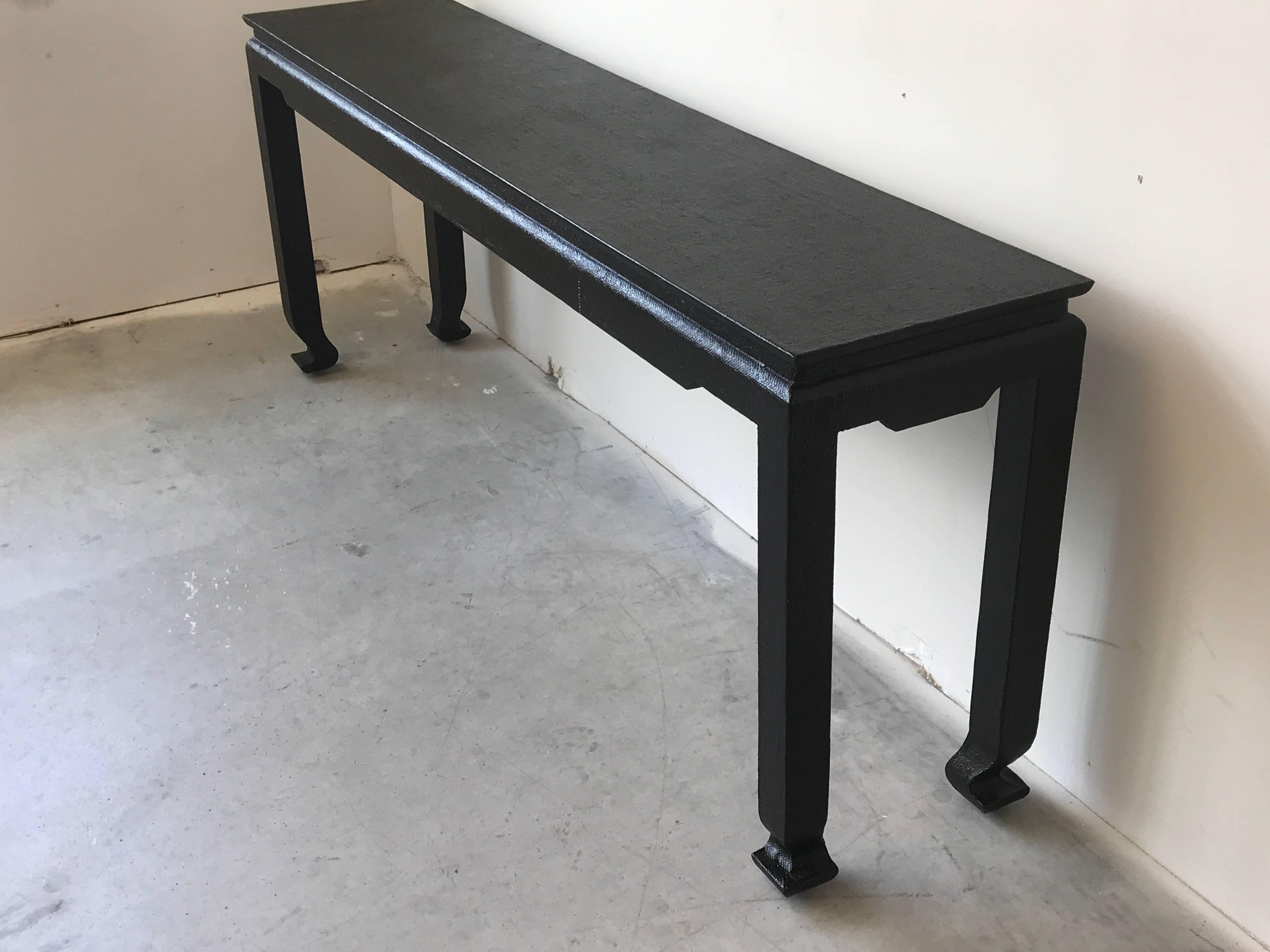 Offered is a fabulous, 1970s black grasscloth lacquered Ming-style console table. Absolutely gorgeous, 6ft. long statement piece.
