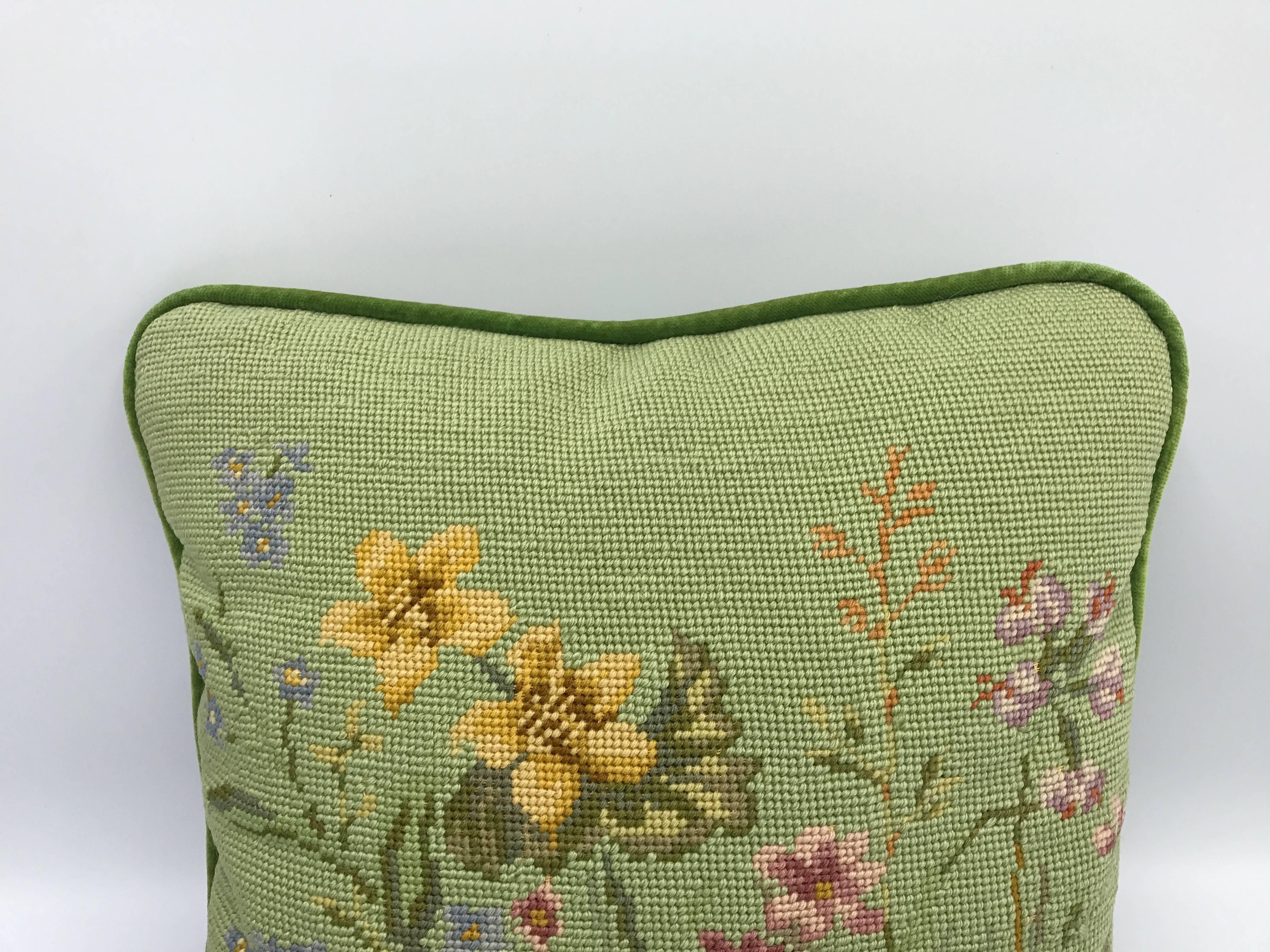 Offered is a charming, 1950s green needlepoint pillow with a floral motif. Velvet backing. Poly-blend fill. Zipper closure.