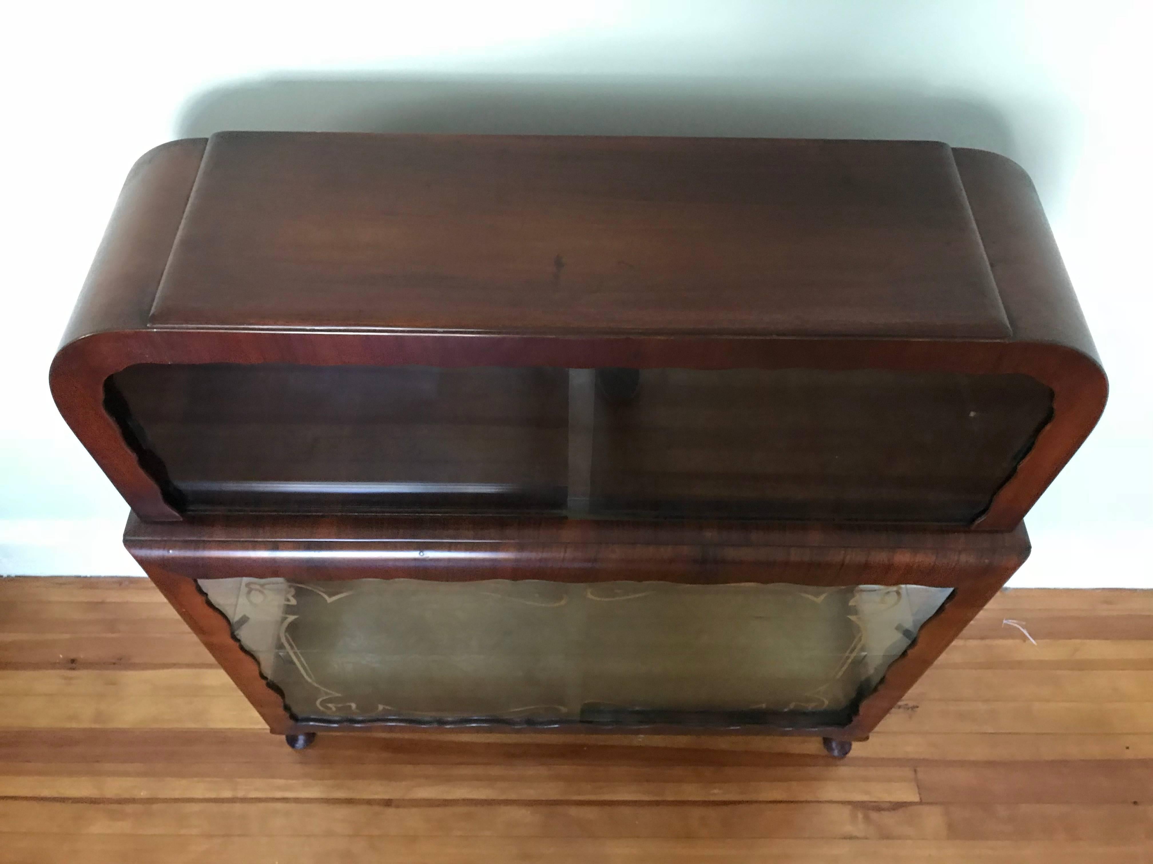 20th Century 1920s French Art Deco Curio Display Cabinet with Scalloped Woodwork Detailing