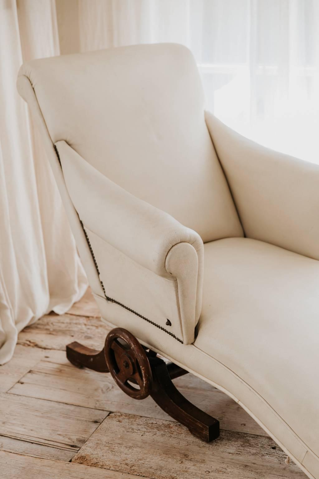 Cette chaise longue s'appelle le surrepos du Docteur Calle, France 1925, hêtre naturel, fer, rembourré et recouvert de cuir blanc, molette en bois pour le réglage du dossier et de l'assise.

Cette chaise longue mécanique a inspiré Le Corbusier et