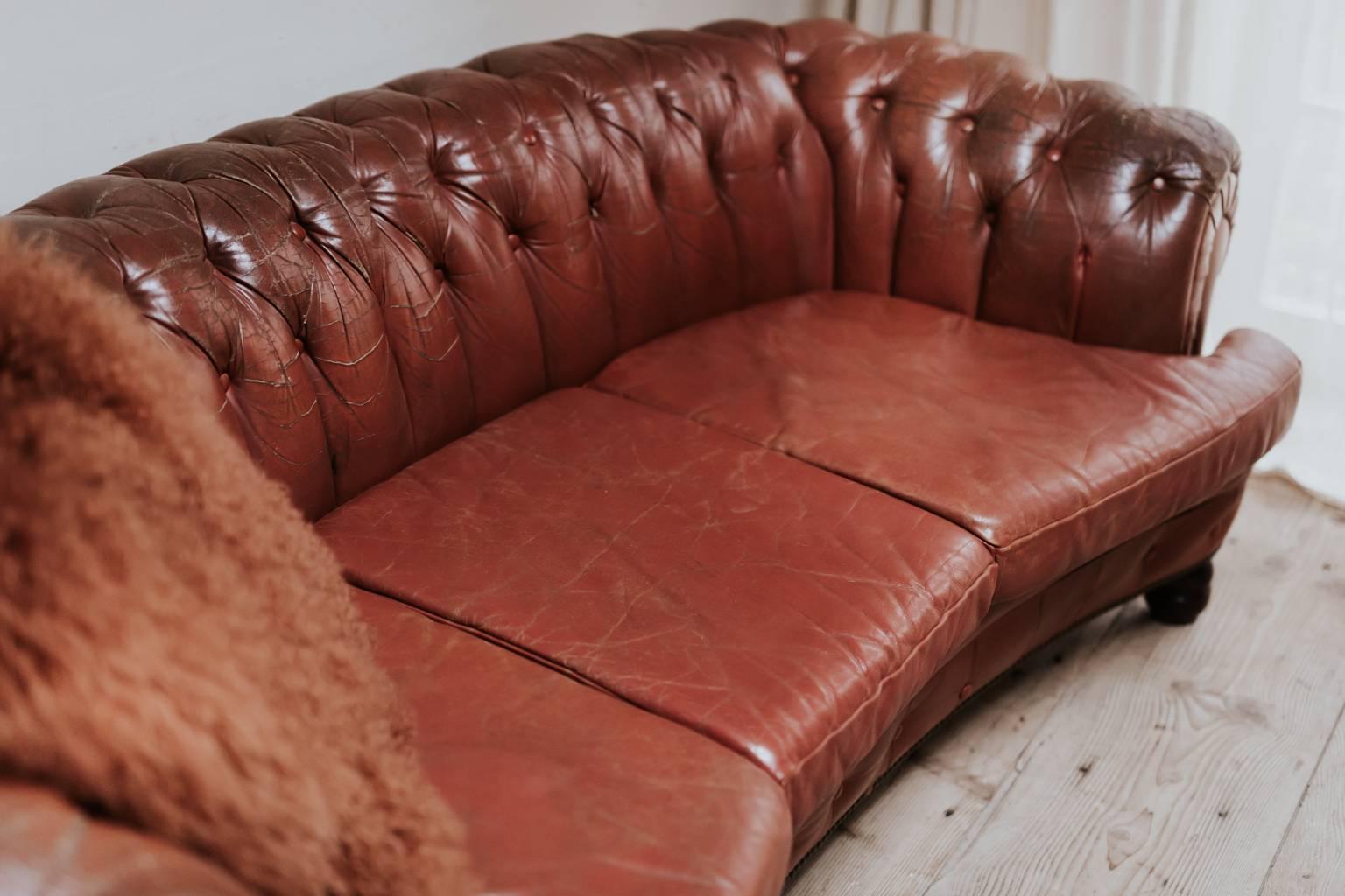 19th Century Red Leather Chesterfield In Distressed Condition In Brecht, BE