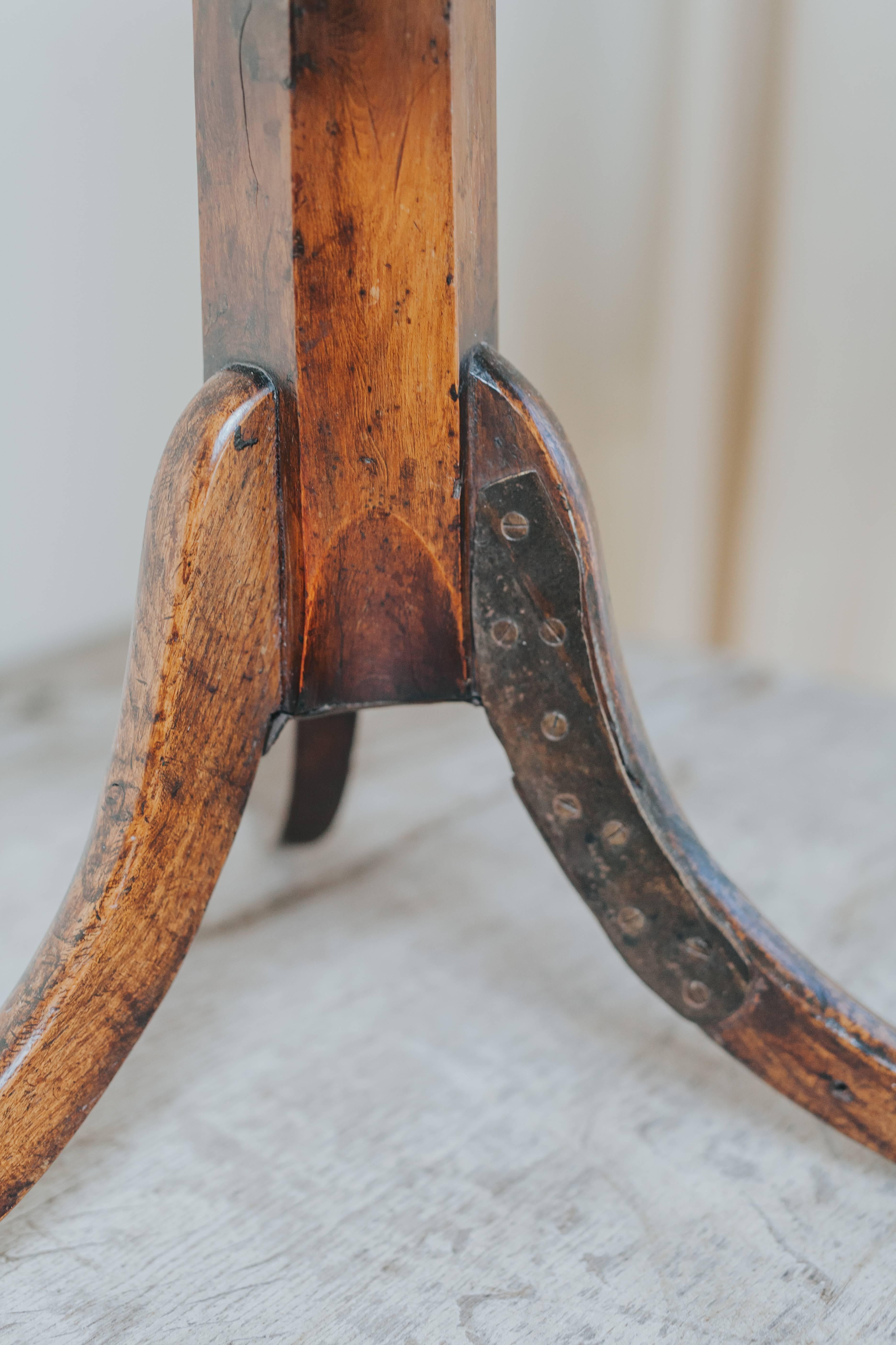 A walnut and yew tilt-top table, made in England in the 18th century, 
sublime patina, the old restoration on the leg gives this table its extra charm.