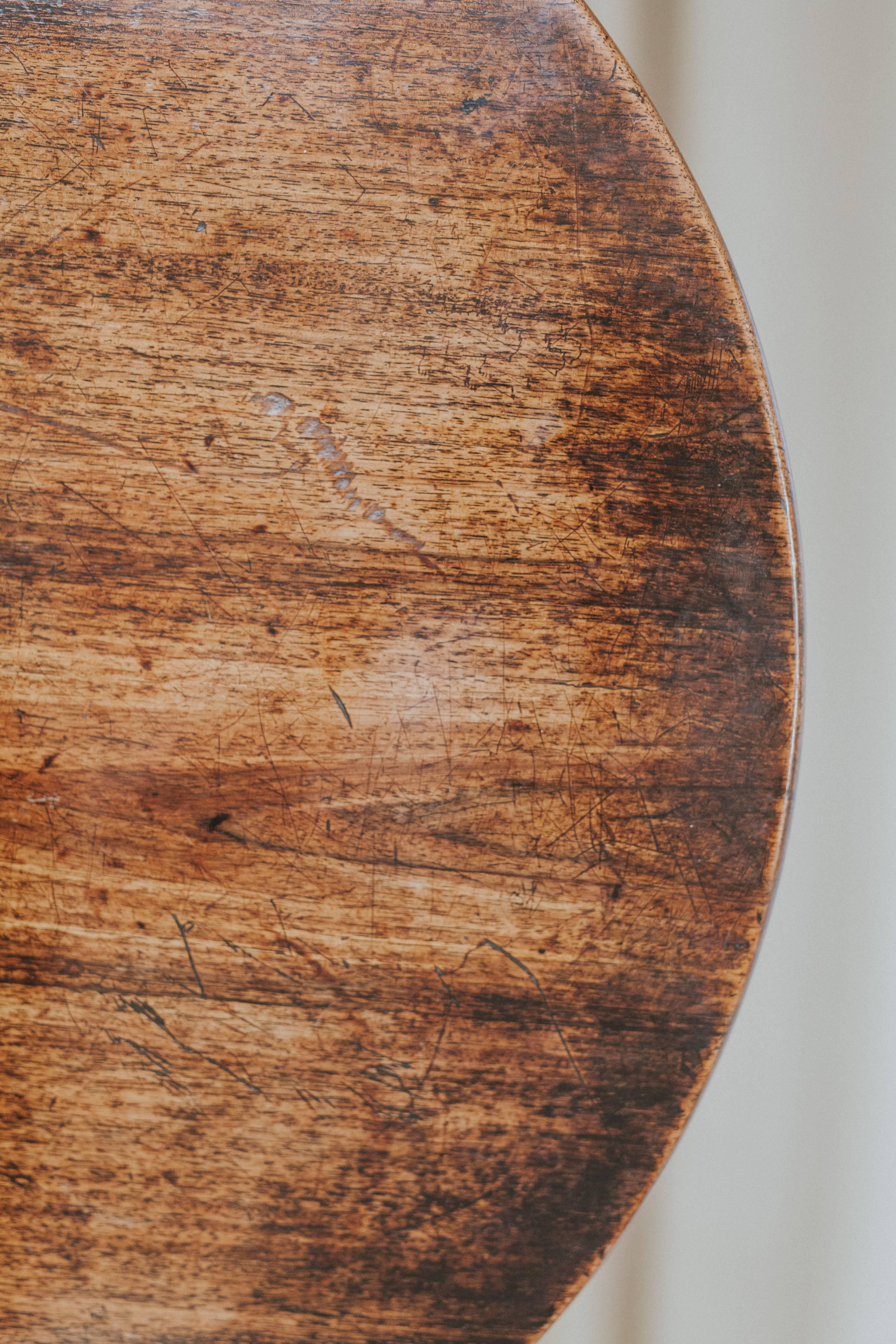 18th Century Walnut and Yewwood Tilt-Top Table In Good Condition In Brecht, BE