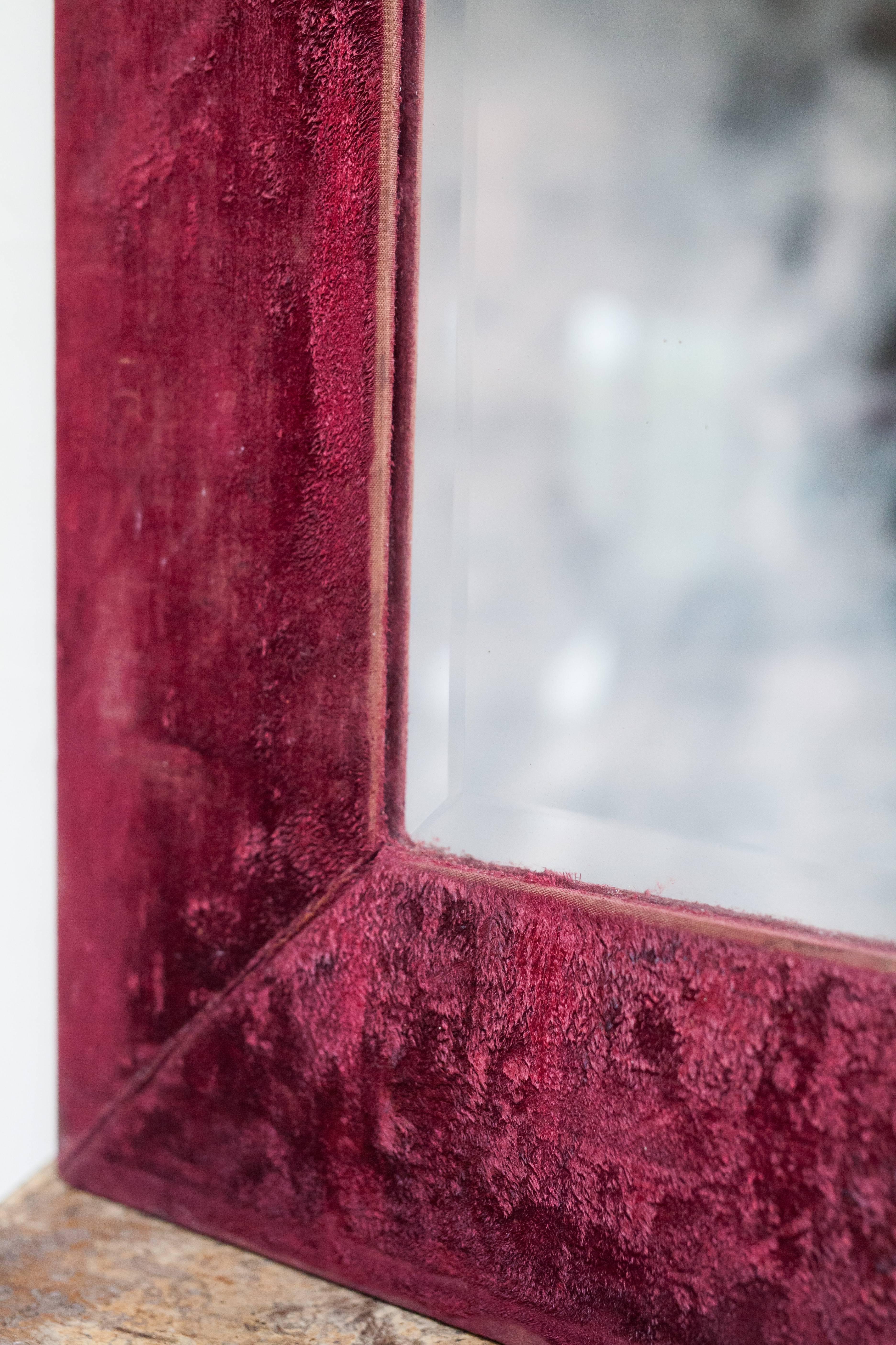 Francese Specchio con cornice in velluto rosso del XIX secolo in vendita
