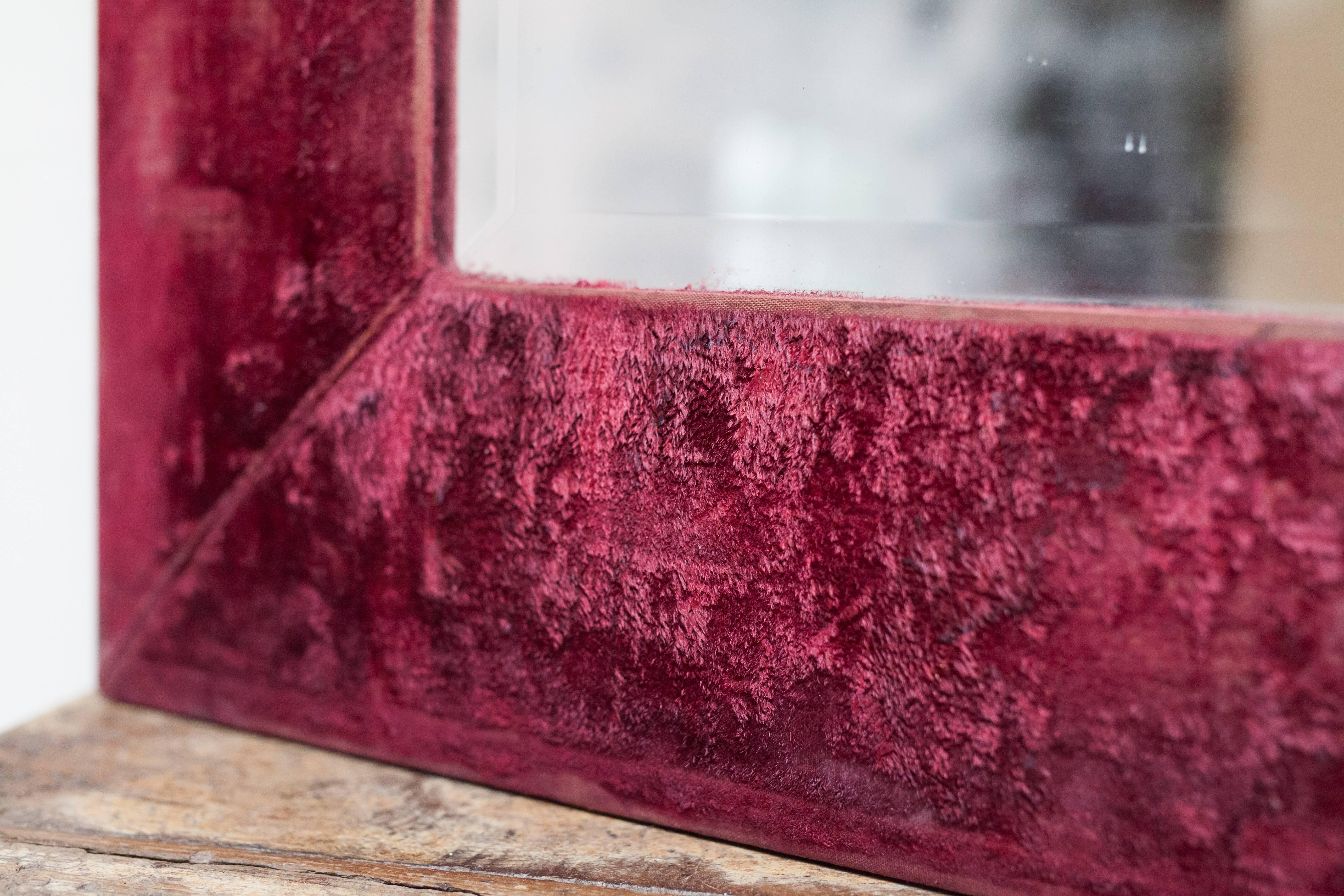 Gerahmter Spiegel aus rotem Samt aus dem 19. Jahrhundert im Zustand „Starke Gebrauchsspuren“ im Angebot in Brecht, BE